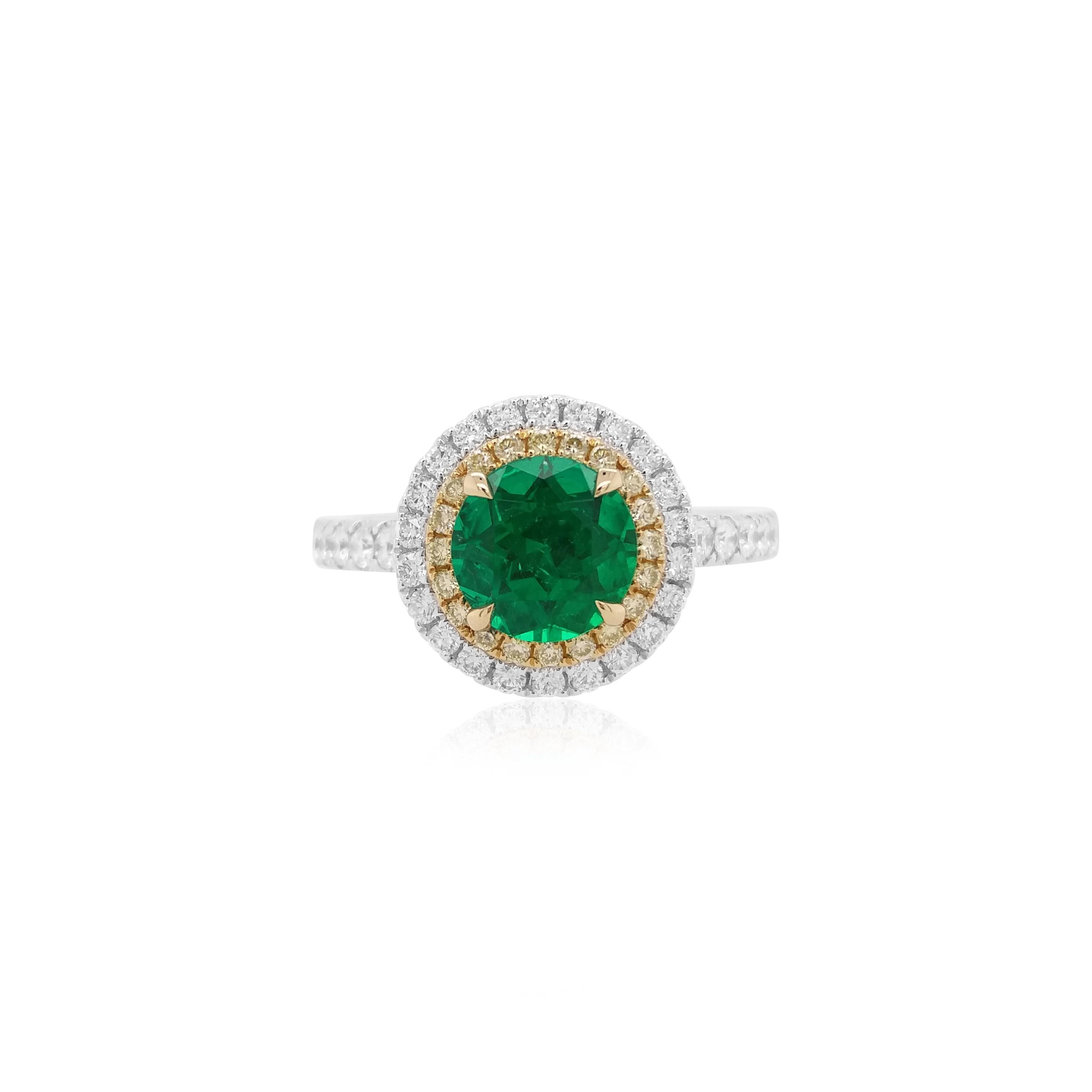 Una rara Esmeralda Colombiana procedente de las ricas minas de Muzo, con intensos y vibrantes matices de Verde está engastada de forma natural, sin tratamiento térmico ni mejoras. El anillo gira con estilo con halos de Diamantes Amarillos Naturales