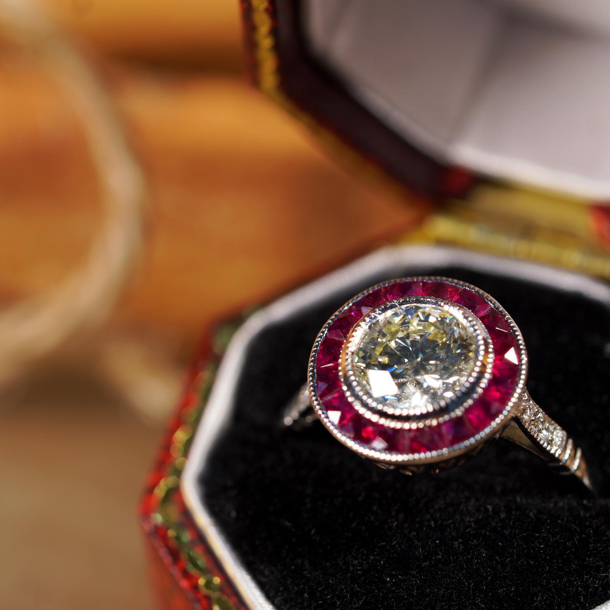 Bague en platine de style Art déco sertie d'un halo de diamants ronds certifiés et de rubis roses rouges en vente 1
