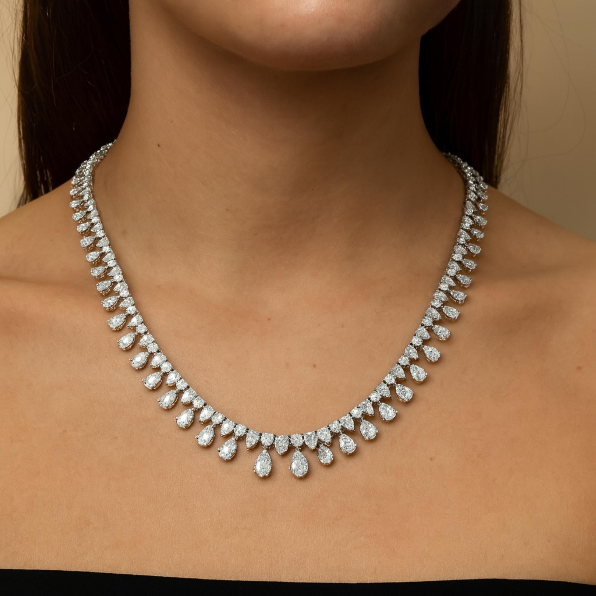 Collana nuziale a goccia con diamanti certificati a pera tonda da 41,44 carati, regalo in oro bianco 10k
Questa collana presenta una fila graduata di diamanti tondi brillanti accentati da diamanti a forma di pera delicatamente sospesi, creando una