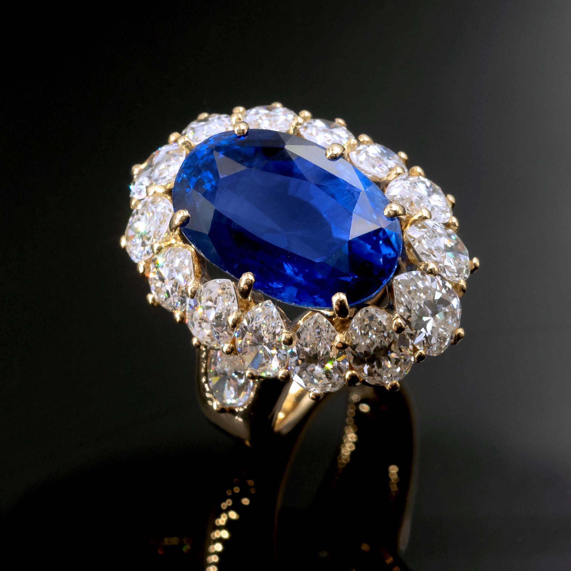 Certified Royal Blue 17.38 Carat Sapphire and Diamond Ring In New Condition For Sale In Monte Carlo, MC