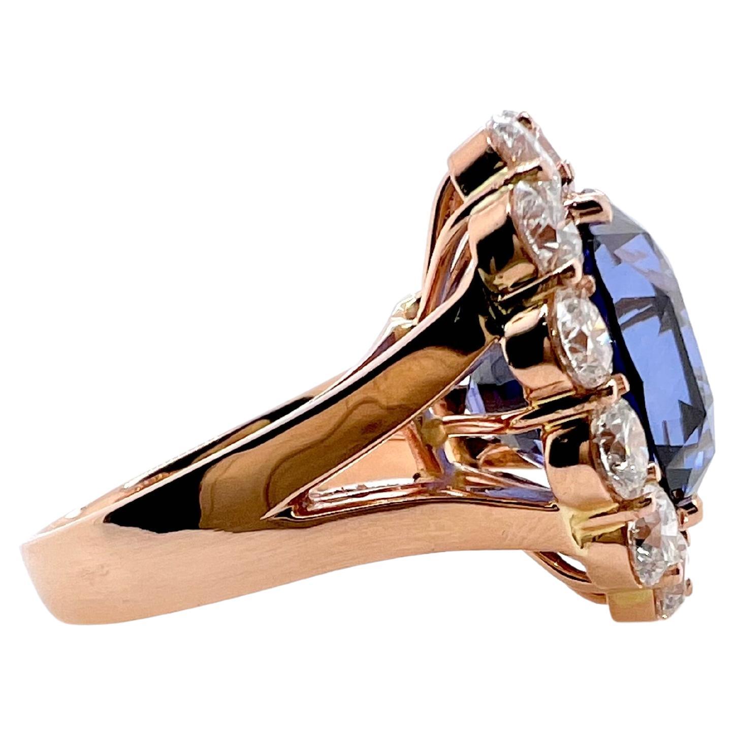 Taille coussin Bague en or rose 18 carats avec saphir bleu royal certifié et diamants ronds en vente