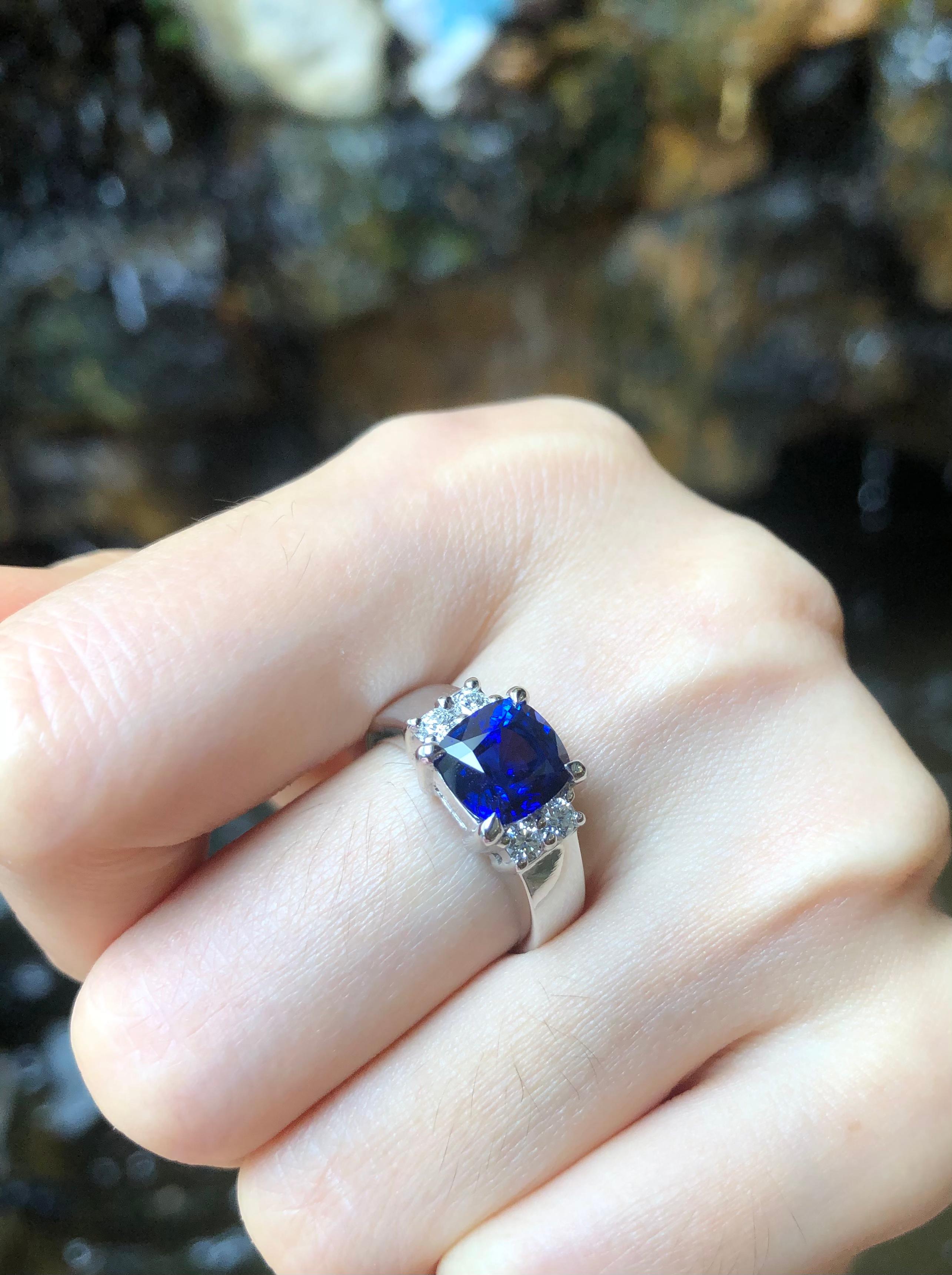 Bague en saphir bleu royal 3,06 carats et diamant 0,23 carat sertie de platine 950
(Rapport Bellerophon Gemlab)

Largeur :  0.7 cm 
Longueur : 0,8 cm
Taille de l'anneau : 54
Poids total : 12 grammes

