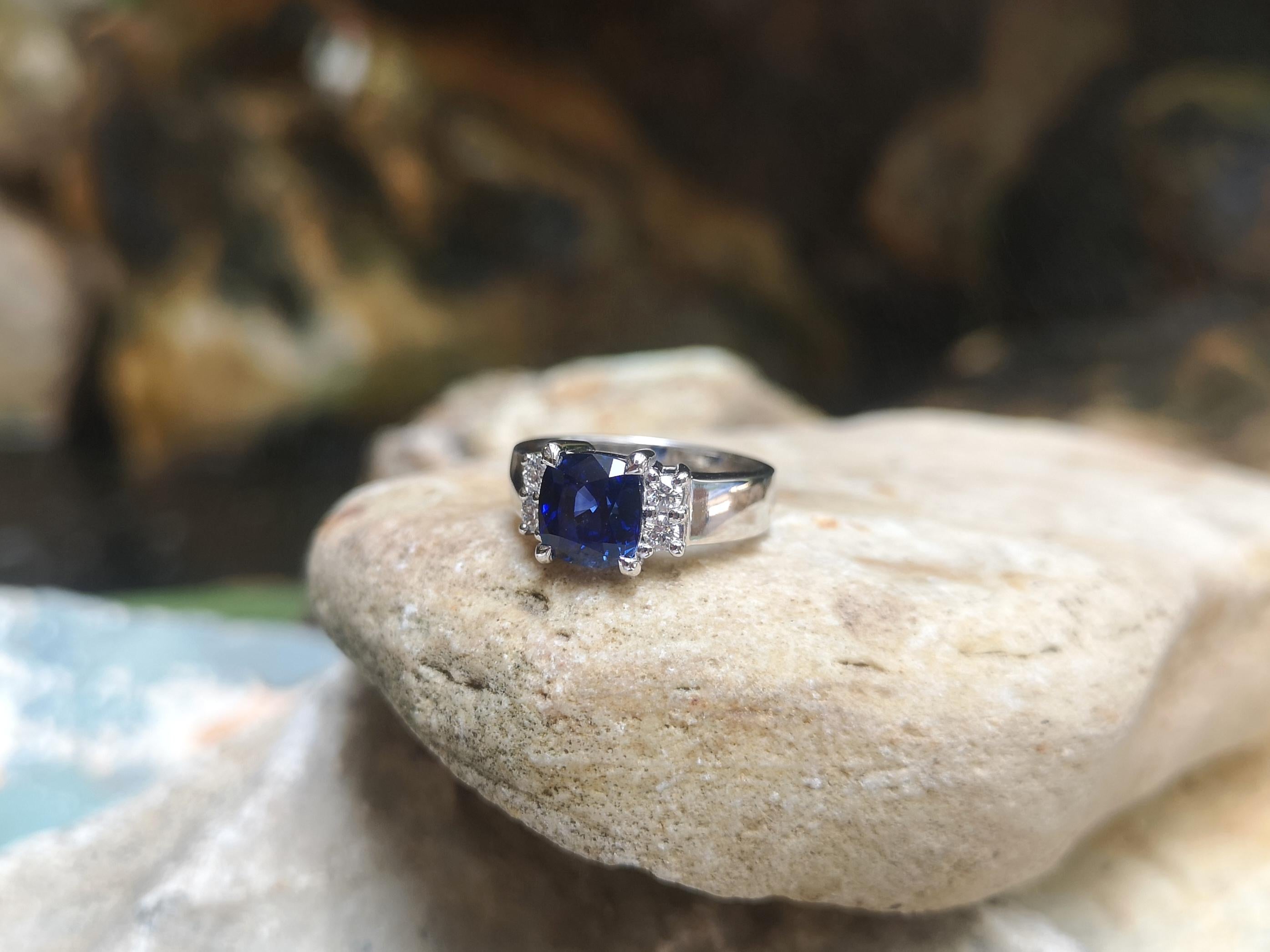 Taille coussin Bague en platine 950 sertie d'un saphir bleu royal certifié et de diamants en vente