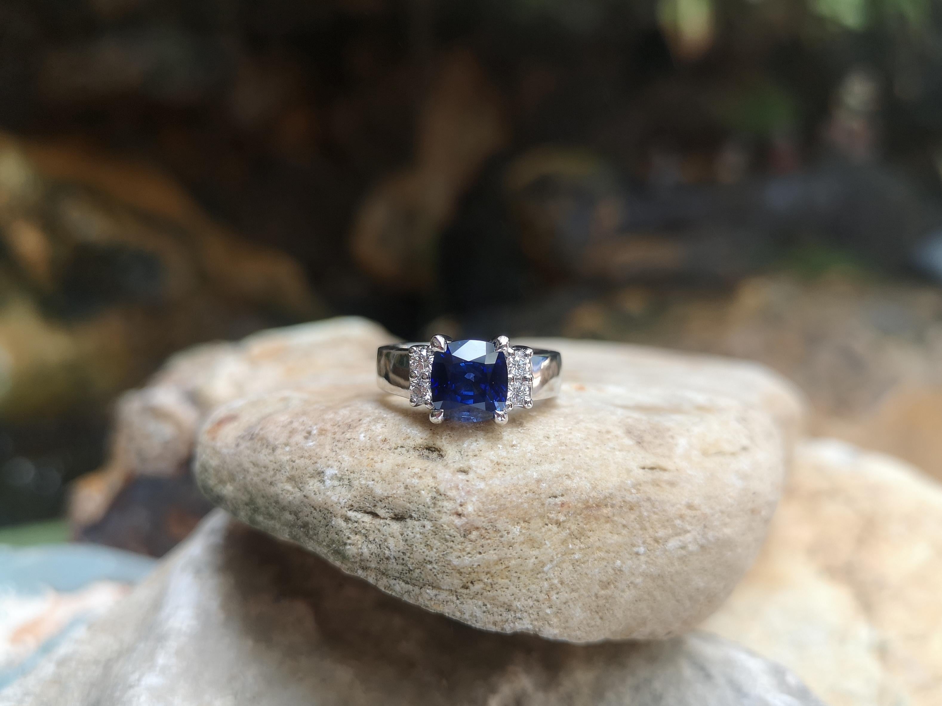 Ring mit zertifiziertem königsblauem Saphir und Diamant in Platin 950 Fassungen im Zustand „Neu“ im Angebot in Bangkok, TH