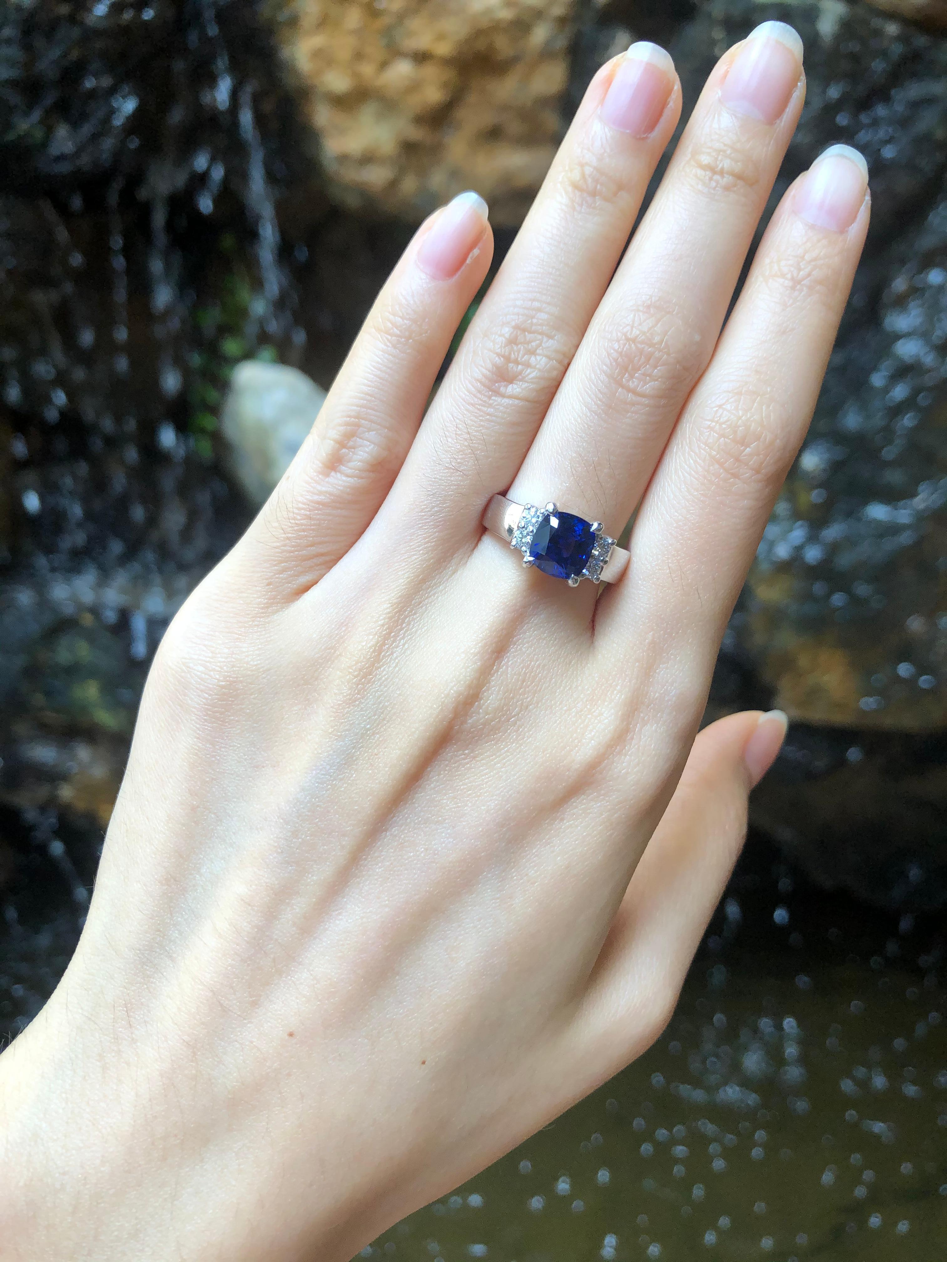 Ring mit zertifiziertem königsblauem Saphir und Diamant in Platin 950 Fassungen Damen im Angebot