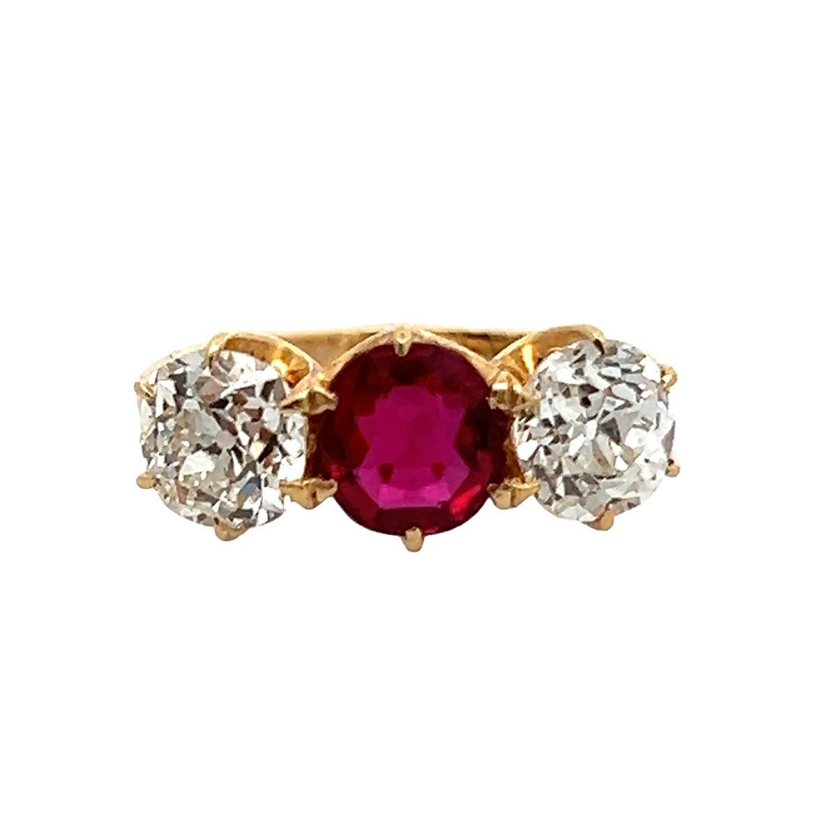 Anillo de tres piedras con rubí y diamantes certificados 

Anillo engastado con dos diamantes talla vieja europea y un rubí. 

Acompañado de un certificado AGL que indica que el rubí es de origen tailandés

Peso aproximado del rubí: 0,75 quilates