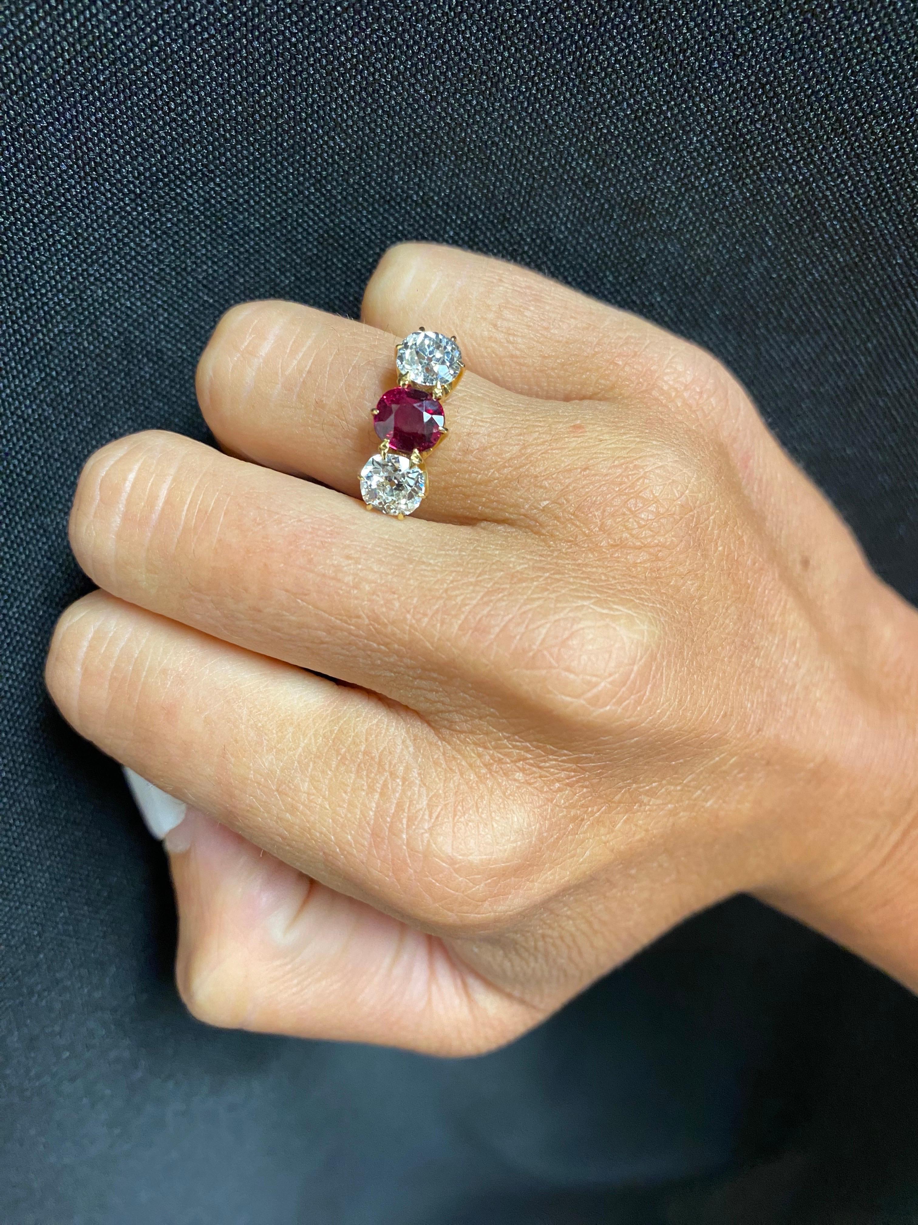 Anillo de tres piedras con rubí y diamantes certificados Corte redondo en venta