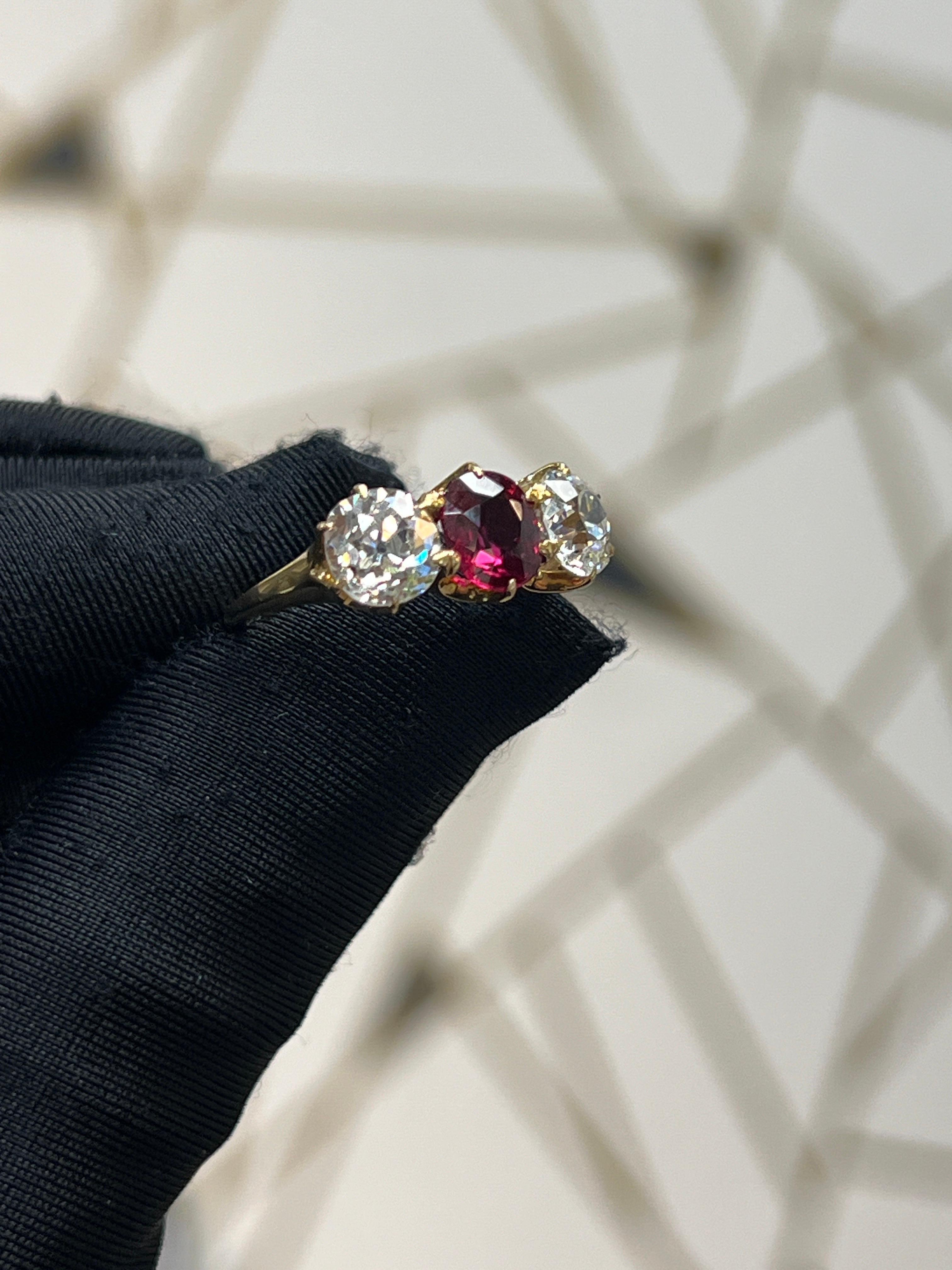 Anillo de tres piedras con rubí y diamantes certificados en Excelente estado para la venta en New York, NY