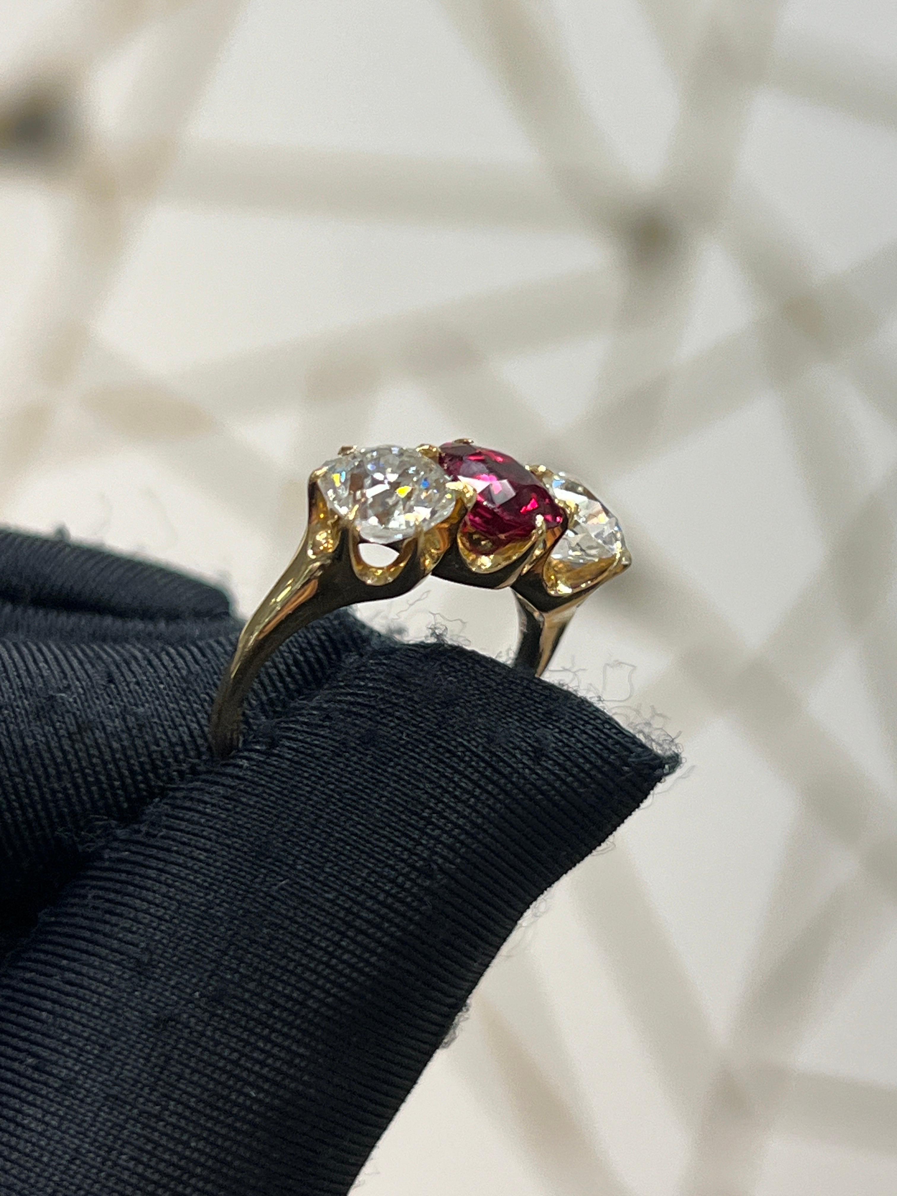 De las mujeres Anillo de tres piedras con rubí y diamantes certificados en venta