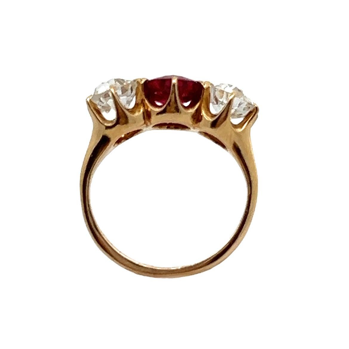Anillo de tres piedras con rubí y diamantes certificados en venta 1