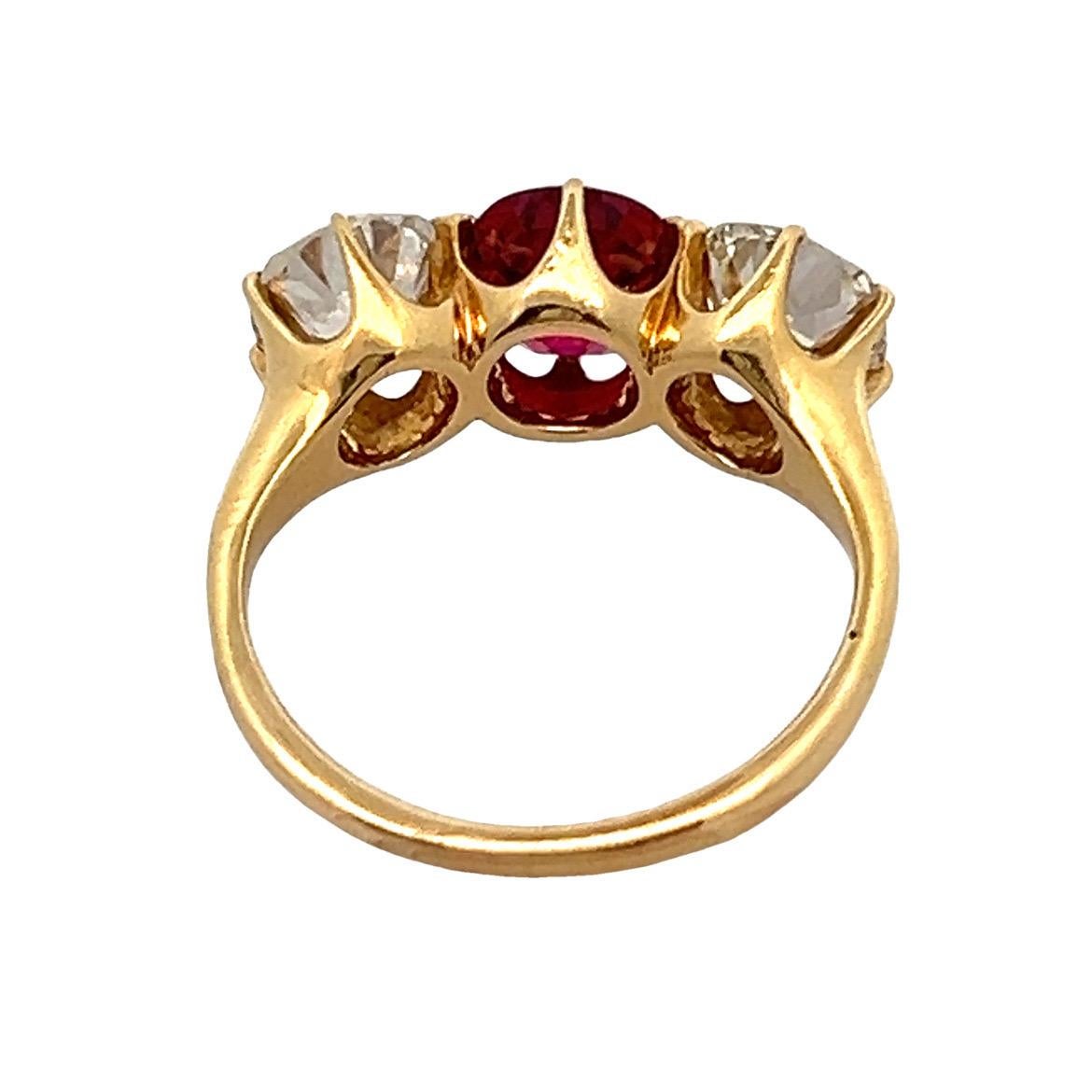 Anillo de tres piedras con rubí y diamantes certificados en venta 2