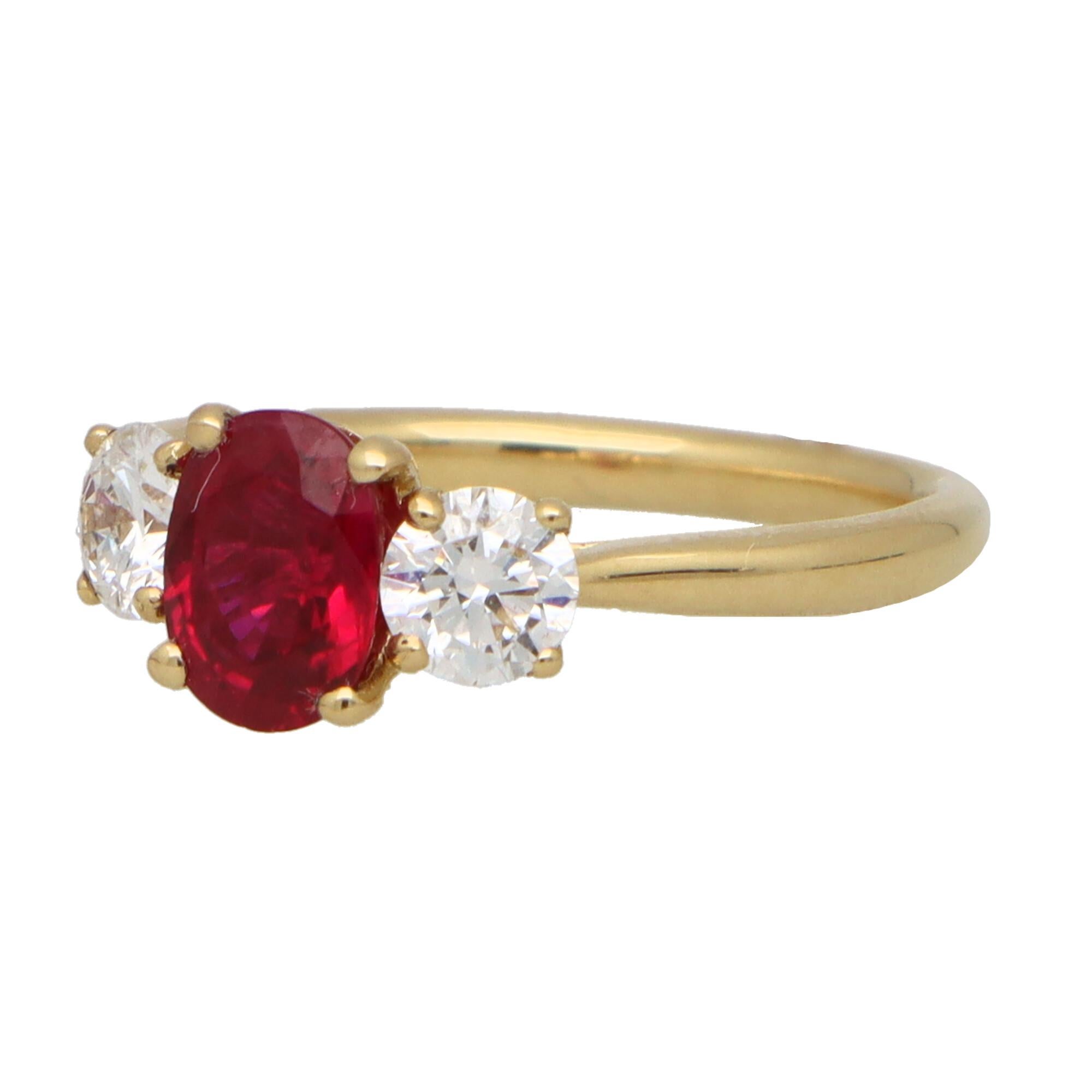 Trilogie-Ring mit Rubin und GIA-zertifiziertem Diamant aus 18 Karat Gelbgold (Ovalschliff) im Angebot