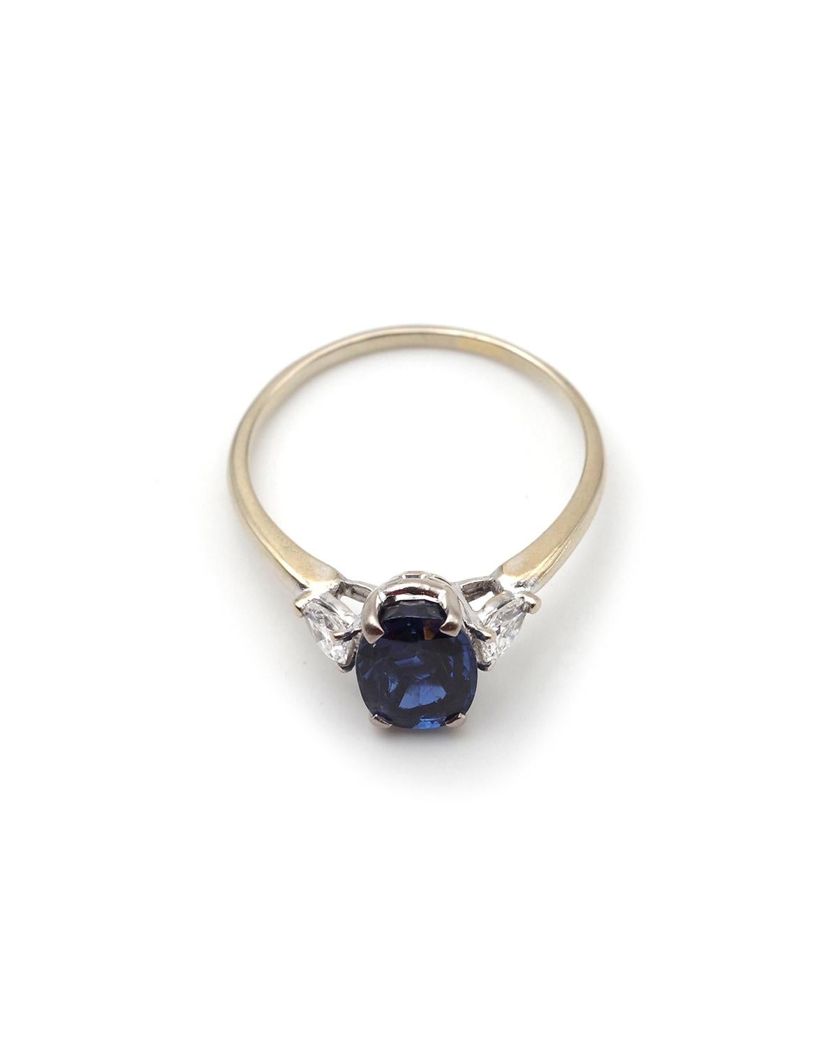 Contemporaneo Anello in oro con zaffiro certificato blu intenso da 2,6 carati e diamanti, fede nuziale in vendita