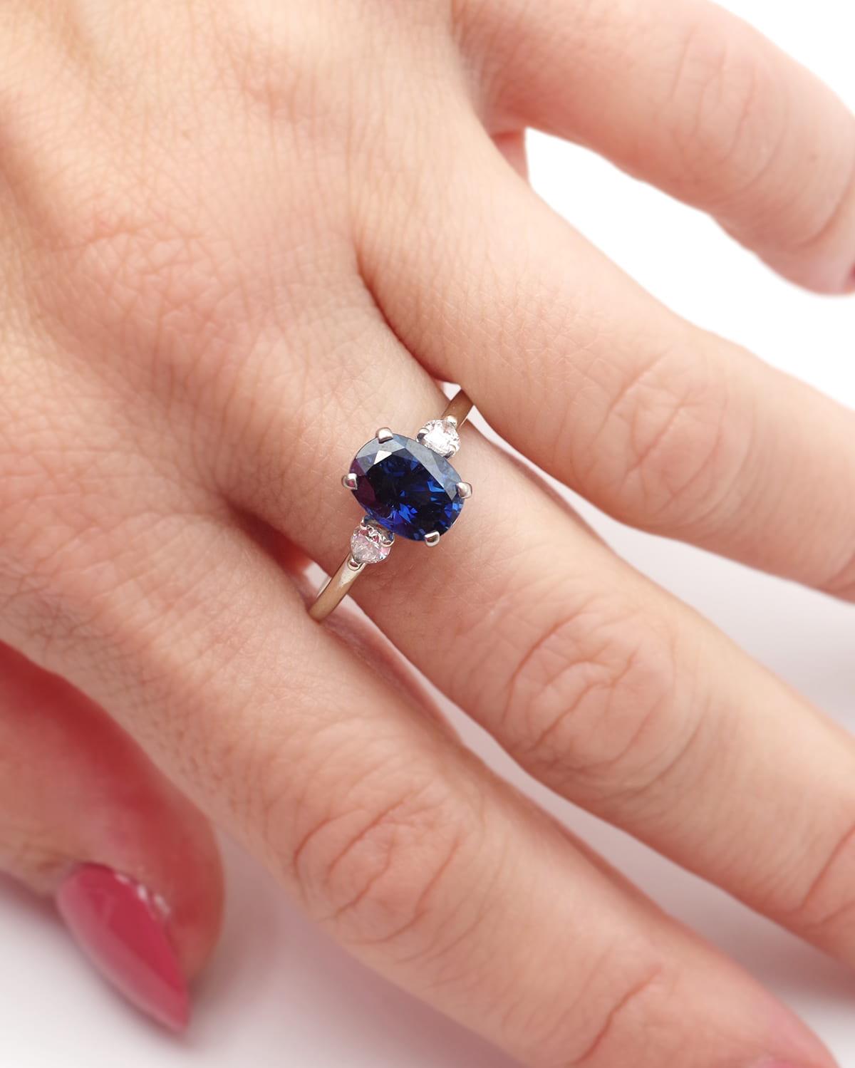 Taglio ovale Anello in oro con zaffiro certificato blu intenso da 2,6 carati e diamanti, fede nuziale in vendita