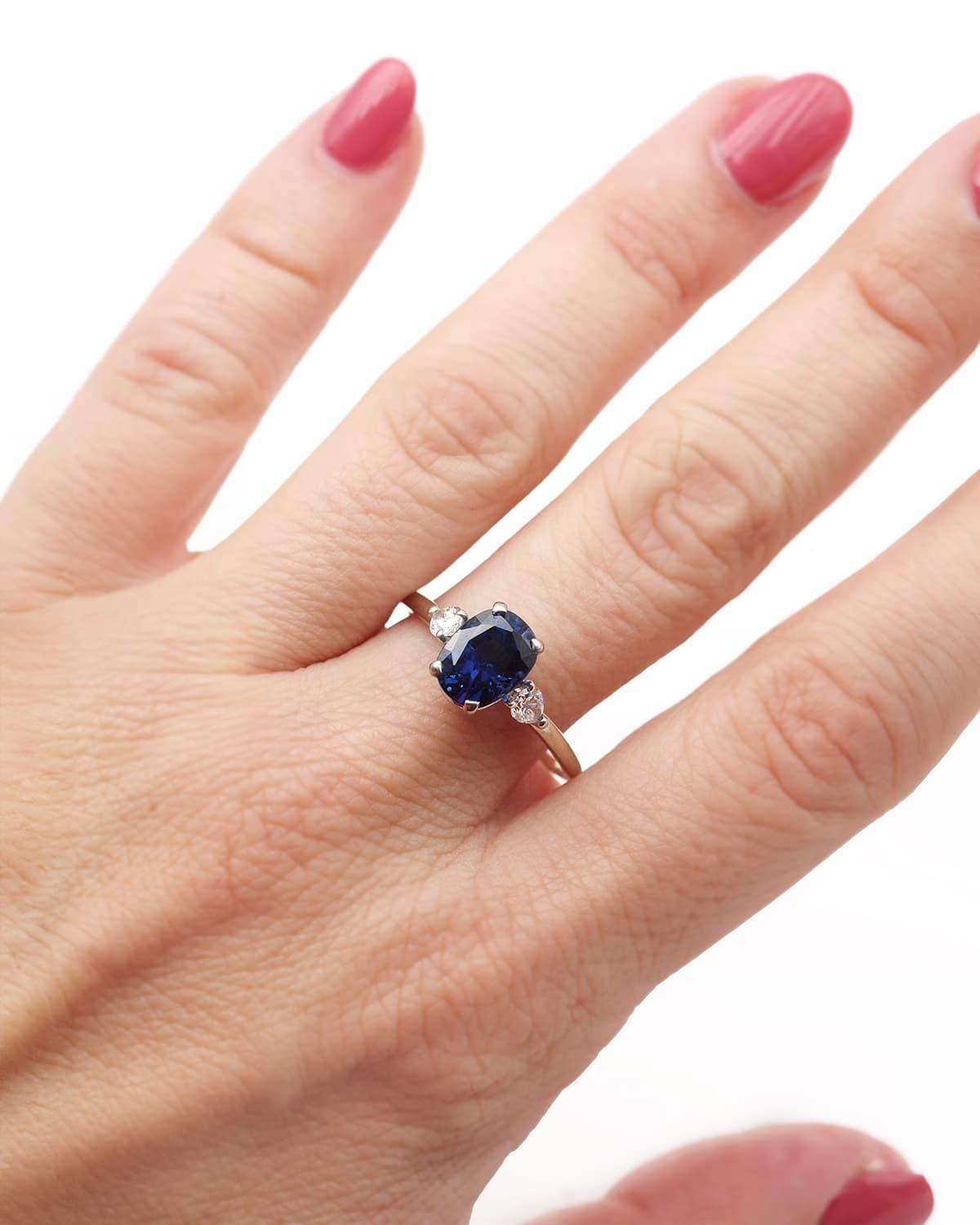 Anello in oro con zaffiro certificato blu intenso da 2,6 carati e diamanti, fede nuziale In condizioni buone in vendita a PARIS, FR