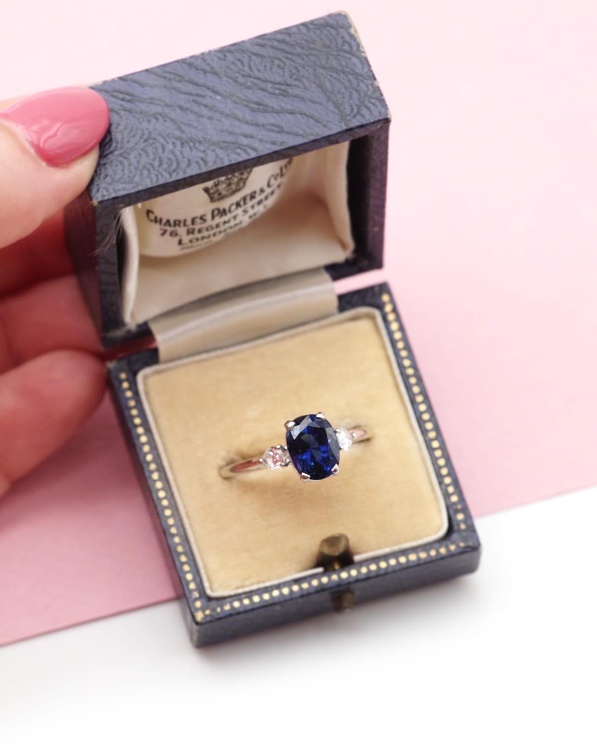 Donna Anello in oro con zaffiro certificato blu intenso da 2,6 carati e diamanti, fede nuziale in vendita