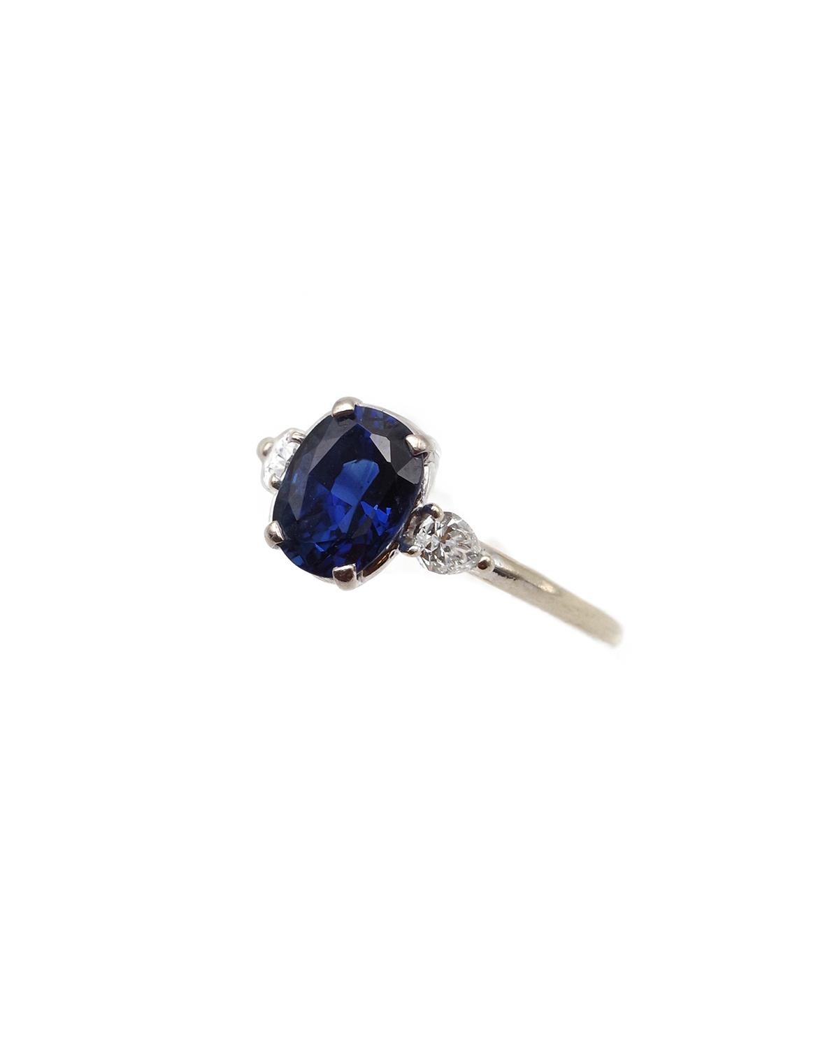 Anello in oro con zaffiro certificato blu intenso da 2,6 carati e diamanti, fede nuziale in vendita 1