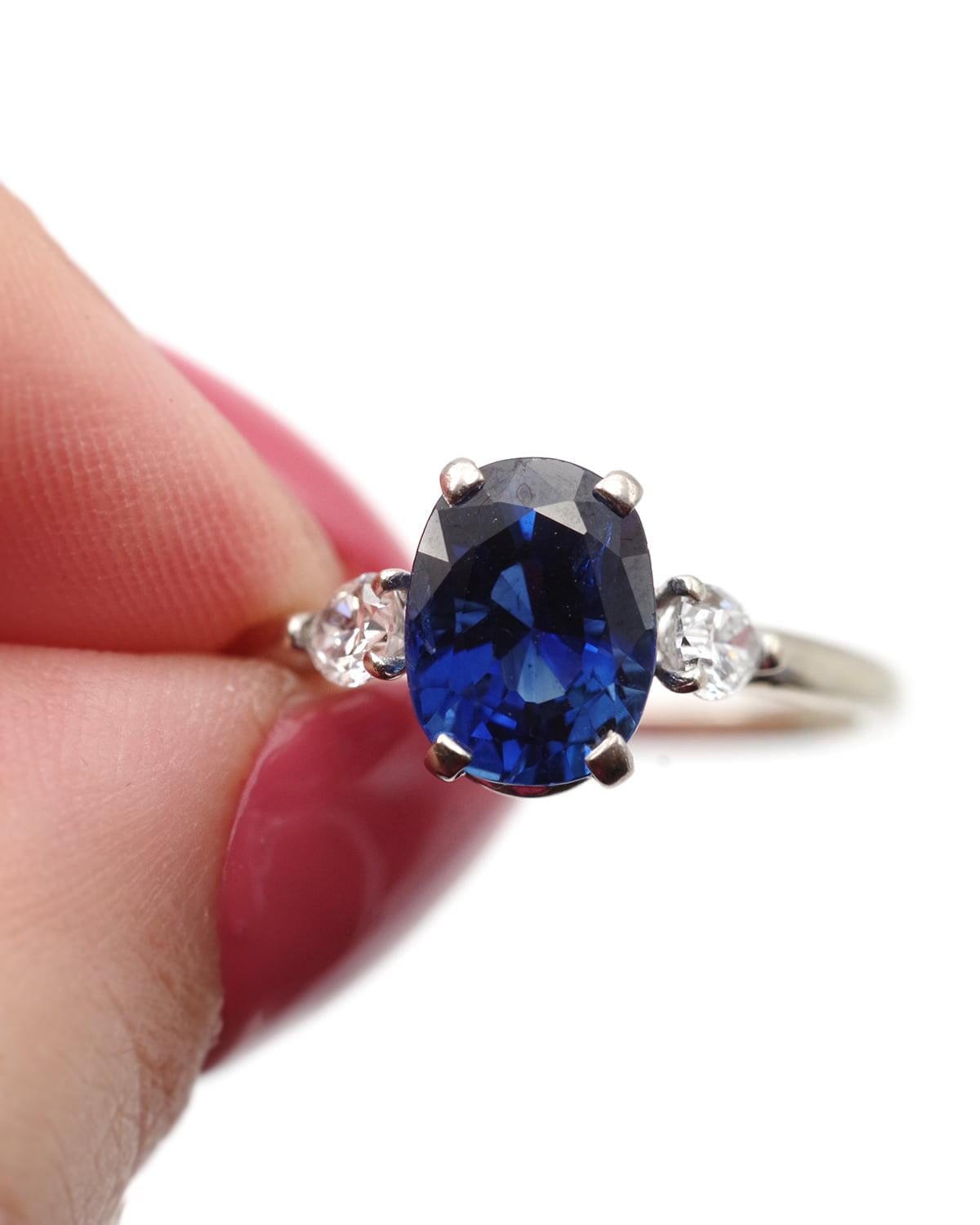 Anello in oro con zaffiro certificato blu intenso da 2,6 carati e diamanti, fede nuziale in vendita 2