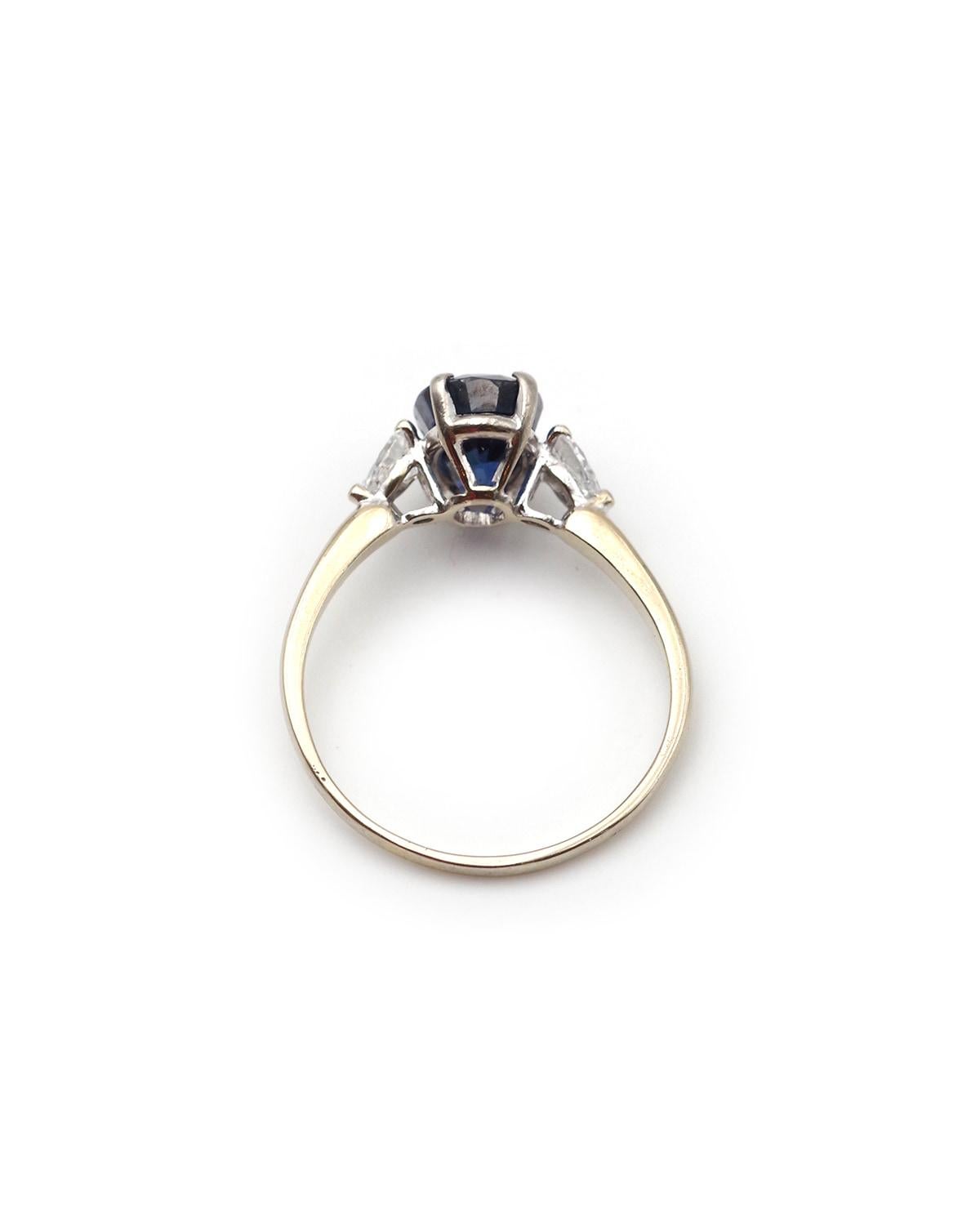 Anello in oro con zaffiro certificato blu intenso da 2,6 carati e diamanti, fede nuziale in vendita 3