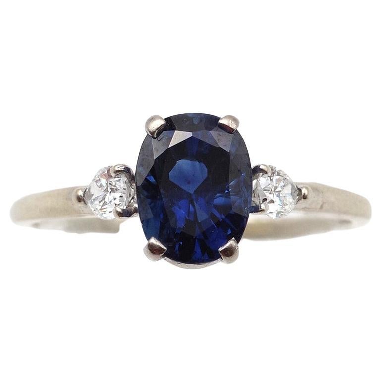 Anello in oro con zaffiro certificato blu intenso da 2,6 carati e diamanti, fede nuziale in vendita
