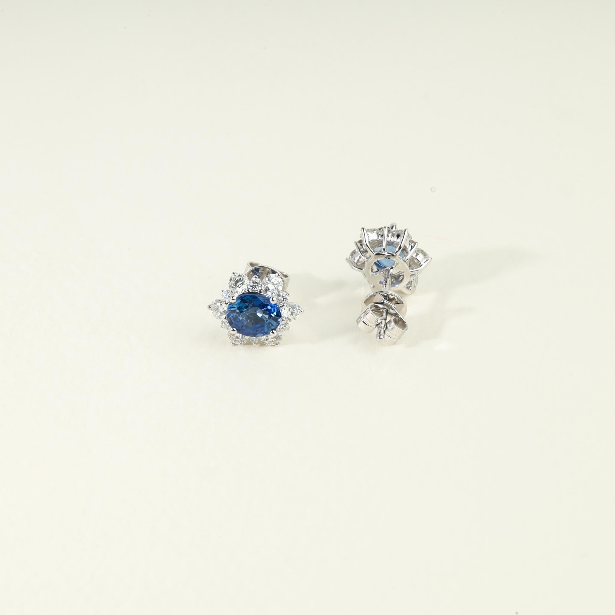 Certified Sapphire Diamond Halo Oval Cut Stud Earrings for her, 18k white gold In New Condition For Sale In Jaipur, RJ