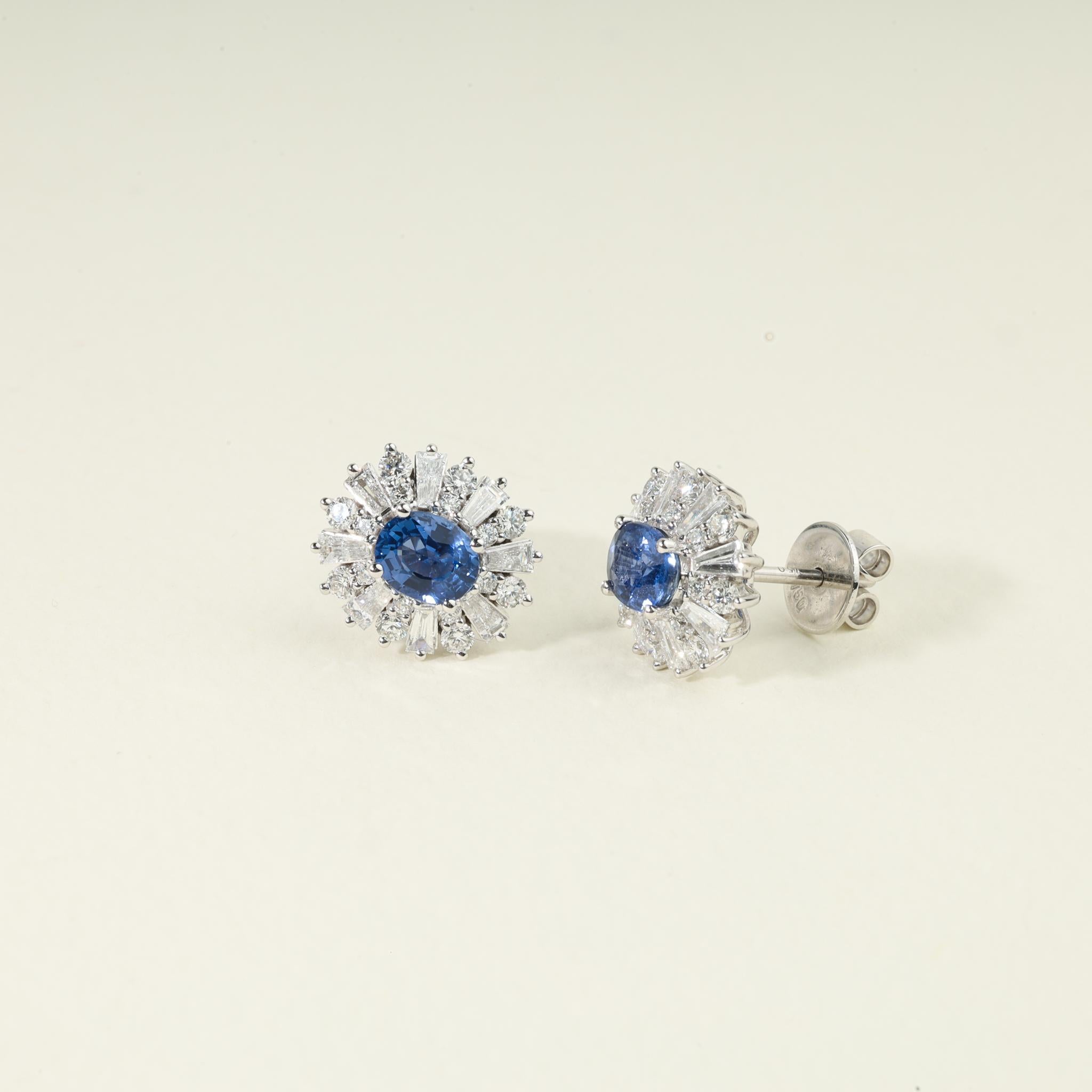 Certified Sapphire Diamond Halo Oval Cut Stud Earrings for her, 18k white gold In New Condition For Sale In Jaipur, RJ