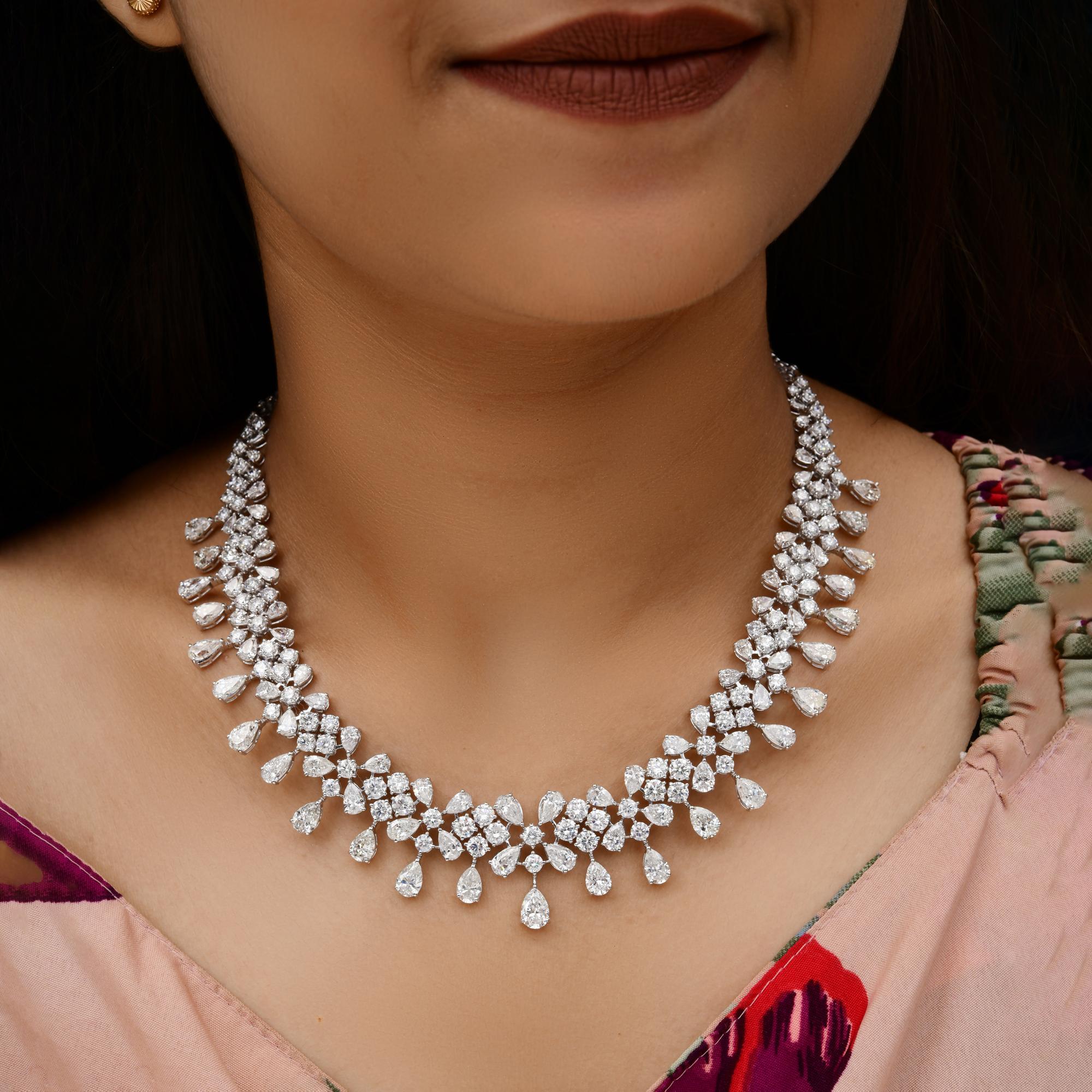 Collar de novia con diamantes certificados SI/H de 50,46 qt en oro blanco de 18 quilates
Celebra estas fiestas con un toque de puro brillo. Nuestro collar gargantilla de diamantes de oro de 18 quilates es más que una joya, es una declaración de