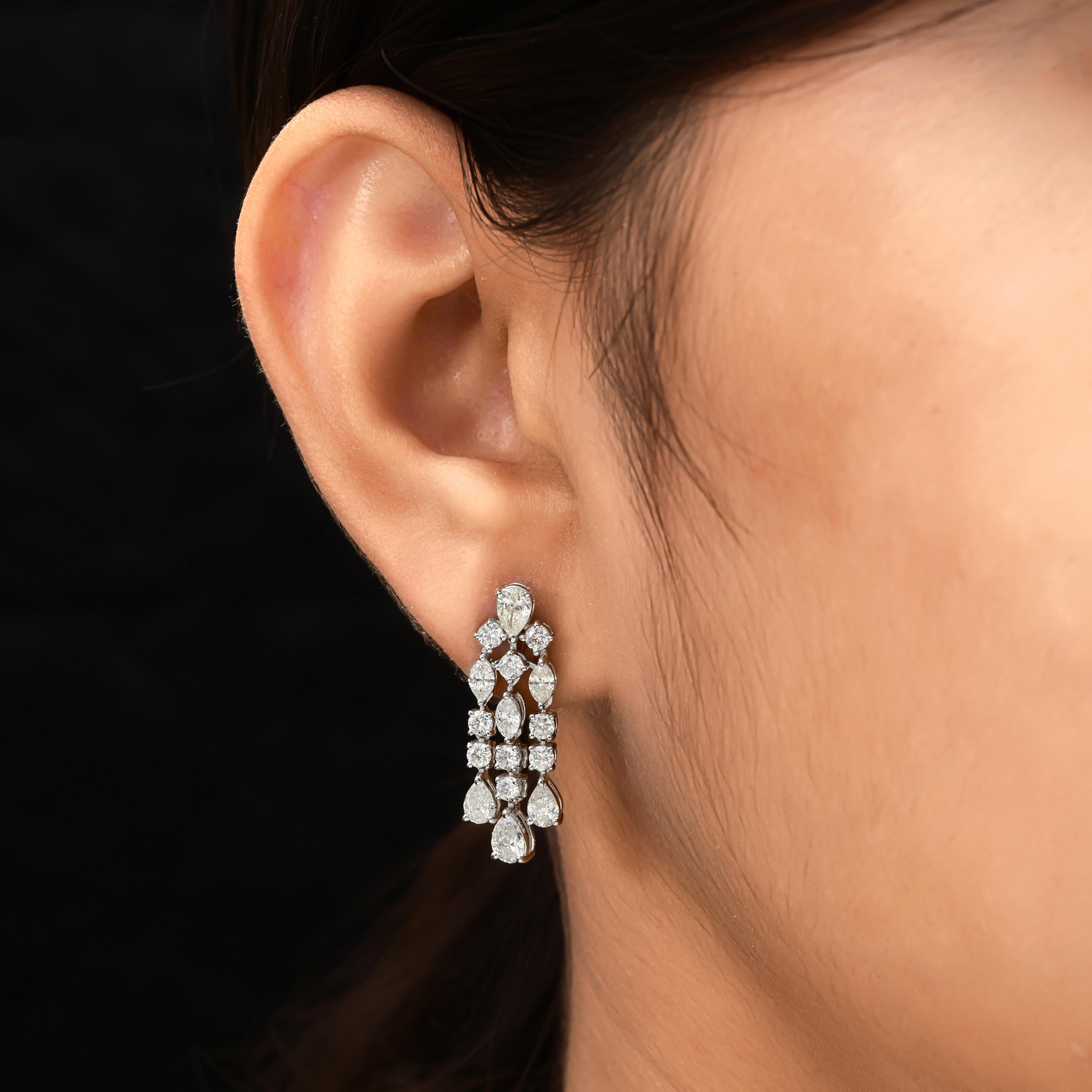 Pendientes de gota de tres hileras de diamantes SI/H certificados Oro blanco 18k Todos los aranceles pagados
Los pendientes están elaborados en forma de gota de tres niveles. Cada pendiente presenta una combinación de diamantes talla pera, marquesa