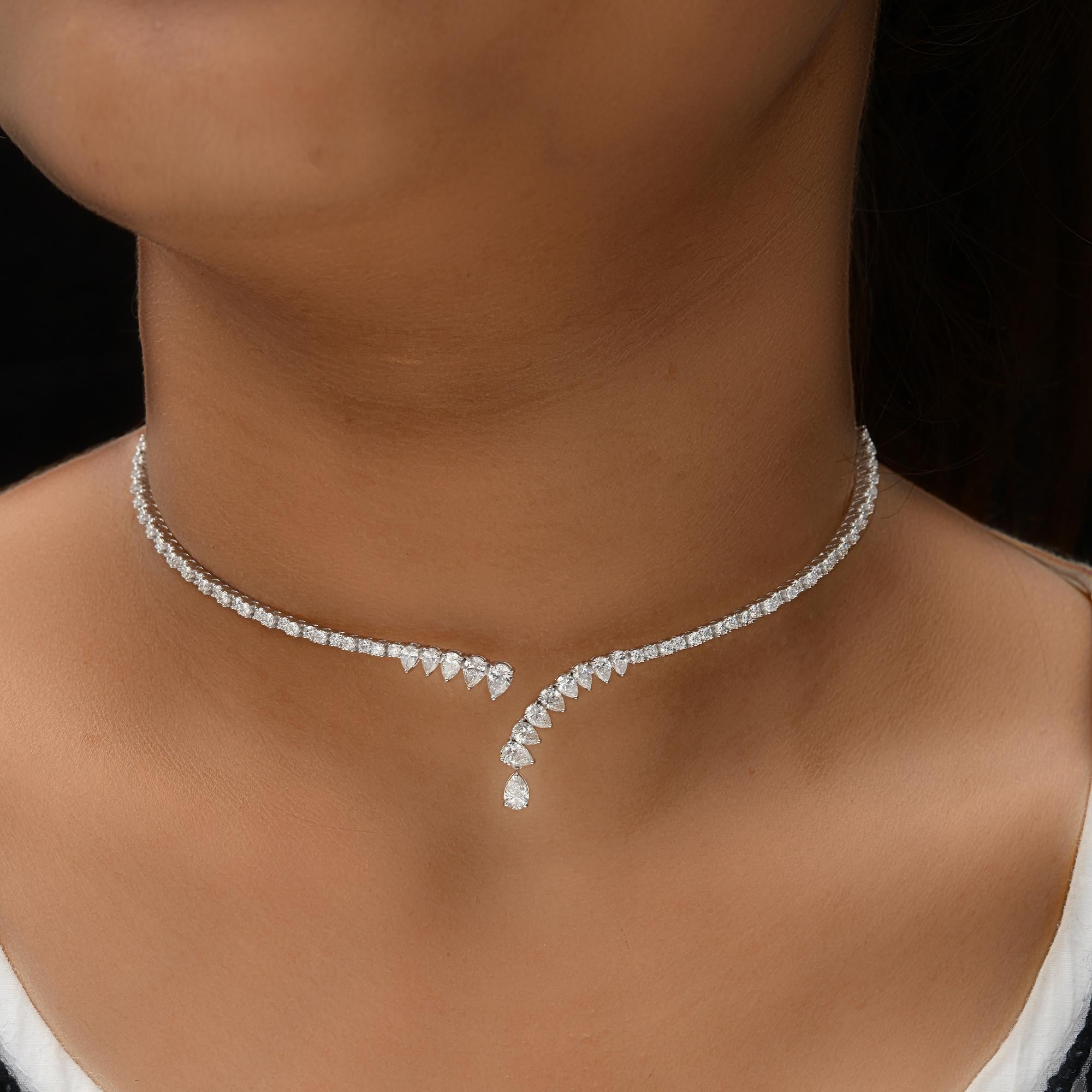 Collana girocollo con diamanti certificati SI/H Torque V in oro bianco 14k Regalo di fidanzamento
Questo pezzo mozzafiato è caratterizzato da una fila ininterrotta di diamanti a taglio rotondo con diamanti a taglio pera alle estremità che formano un