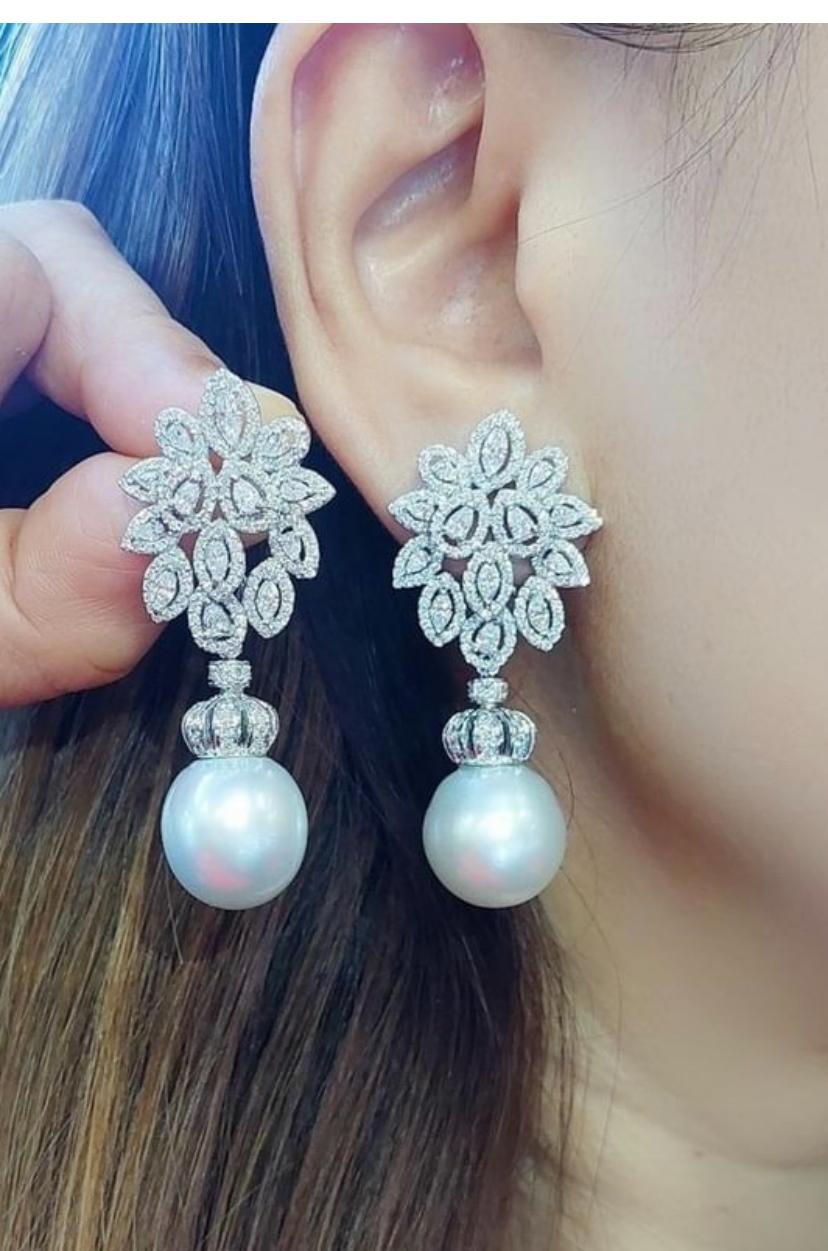 Discovery the beauty of pearls with our expert team who are passionate about these elegant gems. Whether you're a seasoned collector or a first -time buyer , we have the perfect pearls for you . Whit a wide selection and expert guidance, you're sure