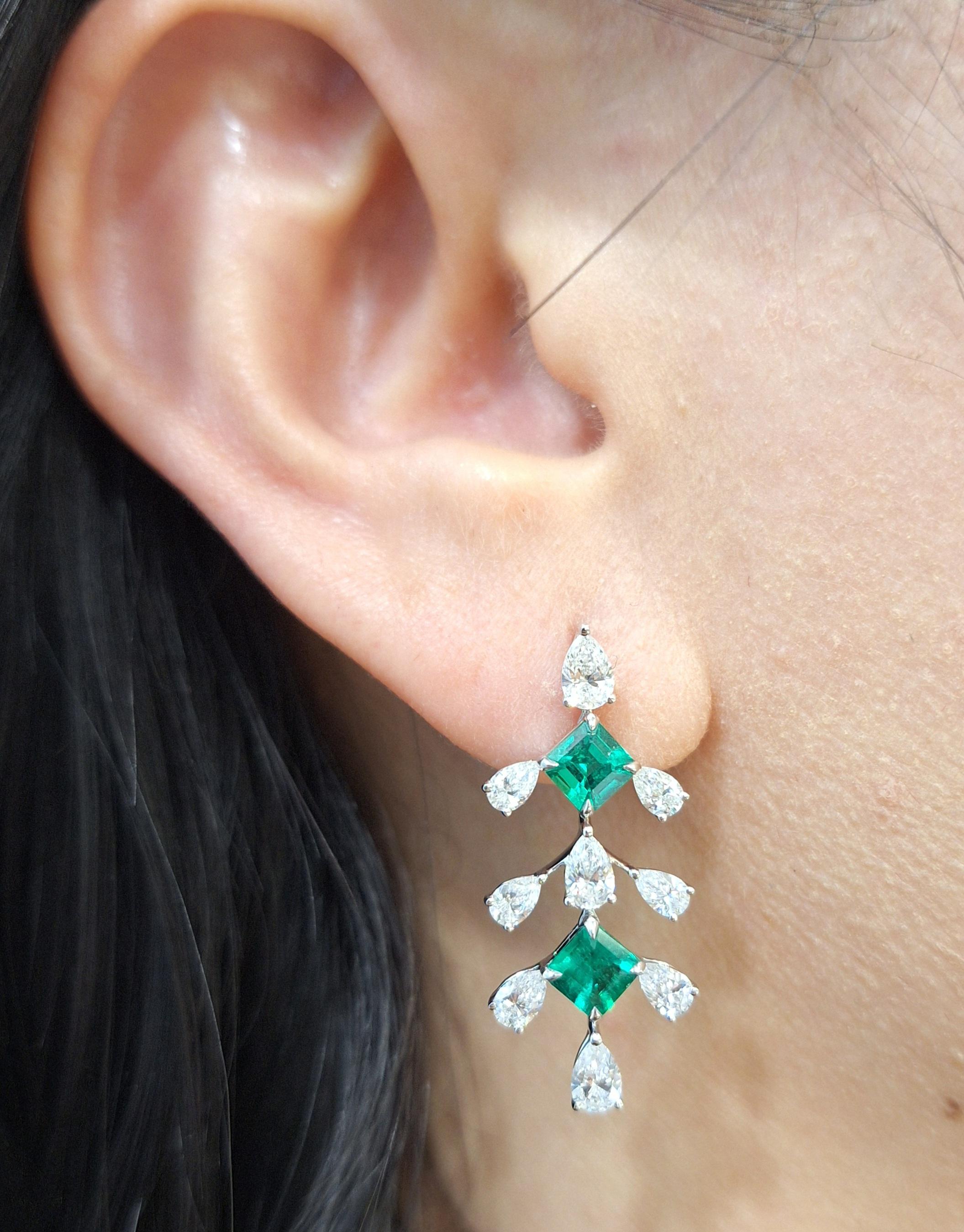 Taille carrée Boucle d'oreille en or 18K avec émeraude colombienne certifiée de taille carrée et diamant blanc en poire en vente