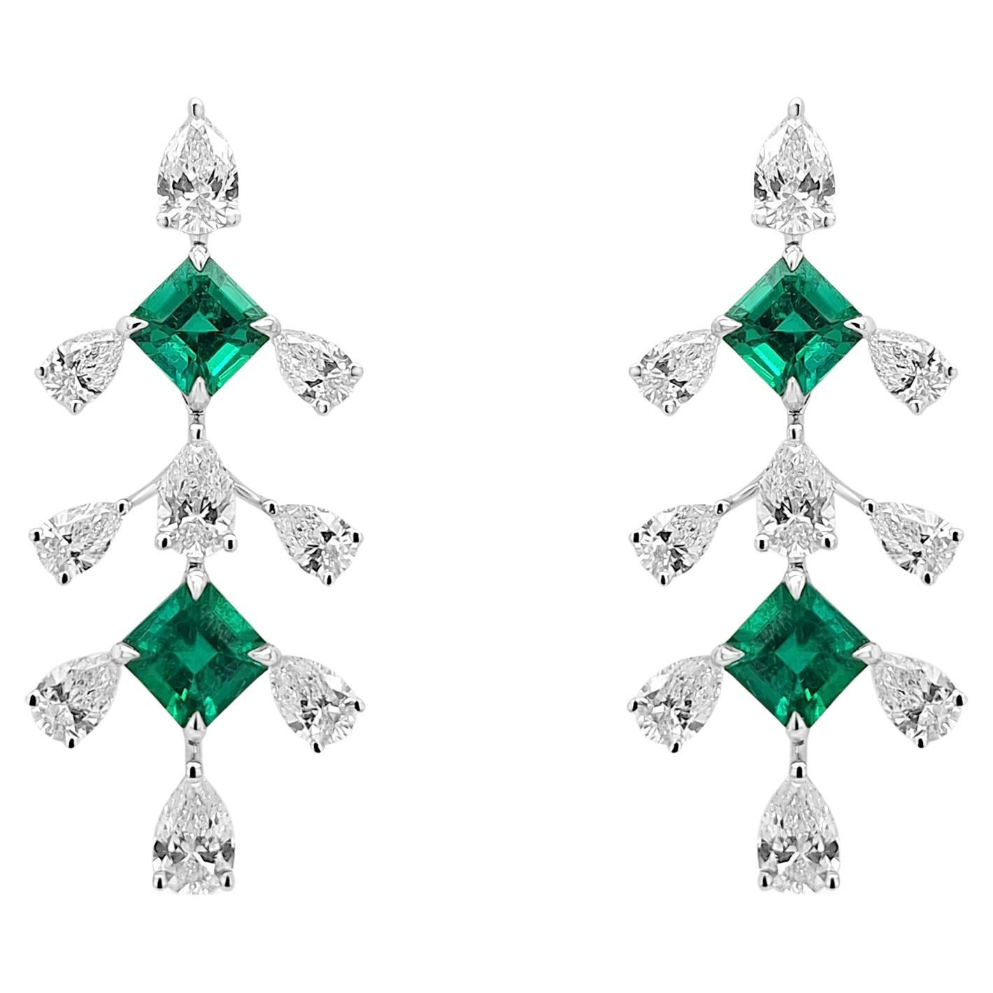 Boucle d'oreille en or 18K avec émeraude colombienne certifiée de taille carrée et diamant blanc en poire en vente