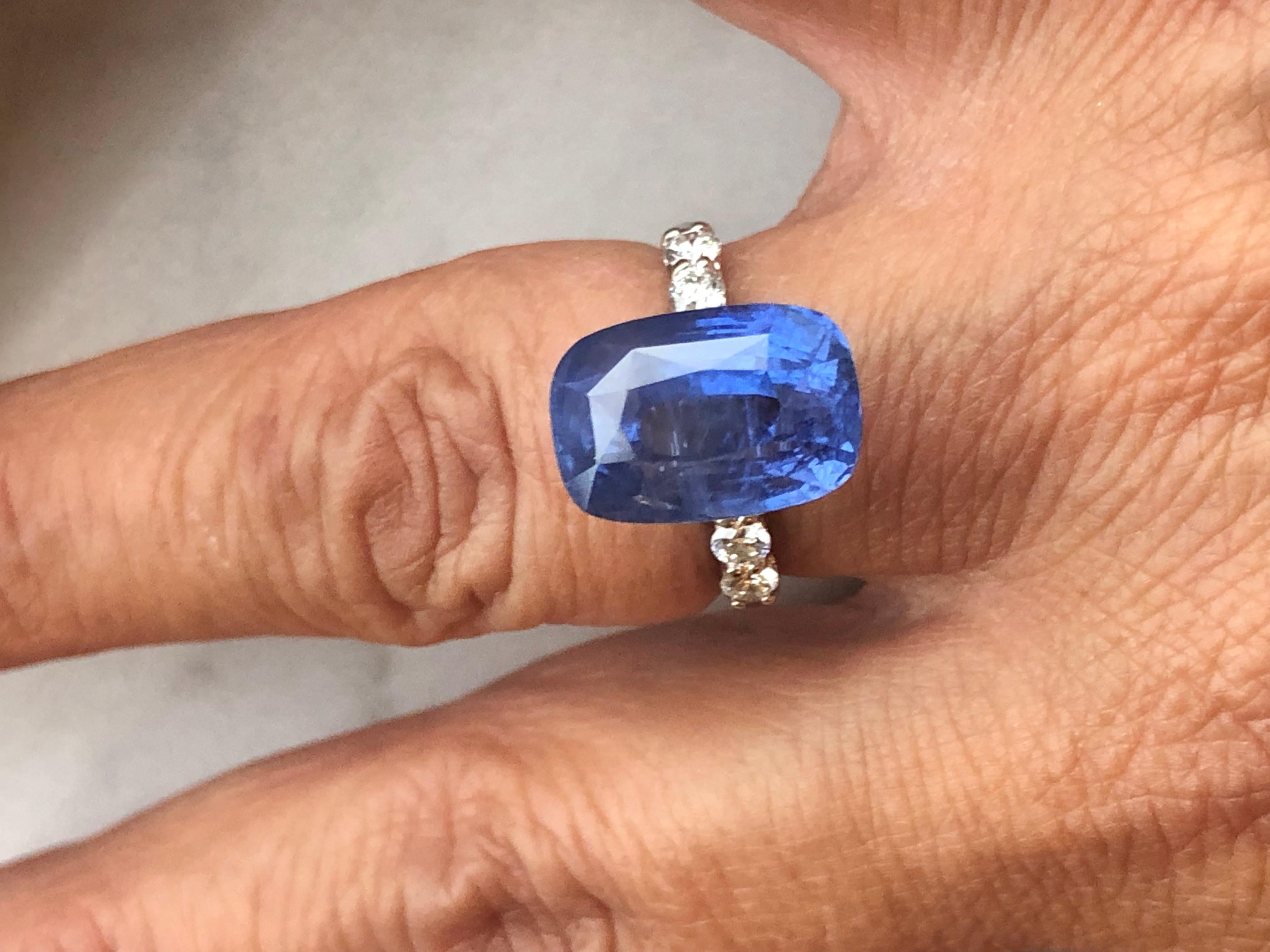 Saphir bleu de Ceylan non chauffé 13,12 carats, pierre précieuse non sertie, coussin certifié en vente 4