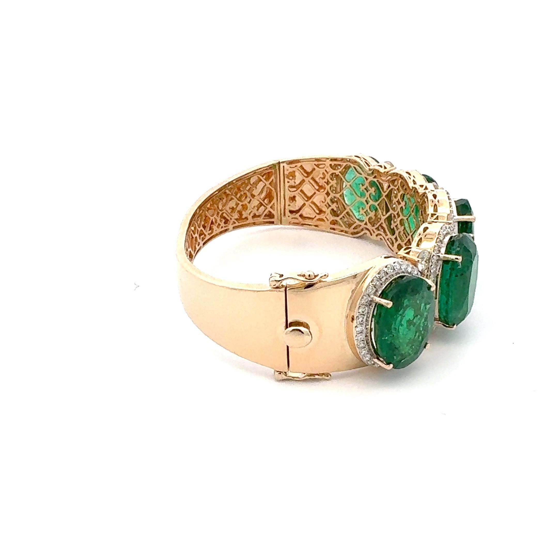 Modern Stunning 18k yellow gold Emerald and Diamond Bracelet For Sale