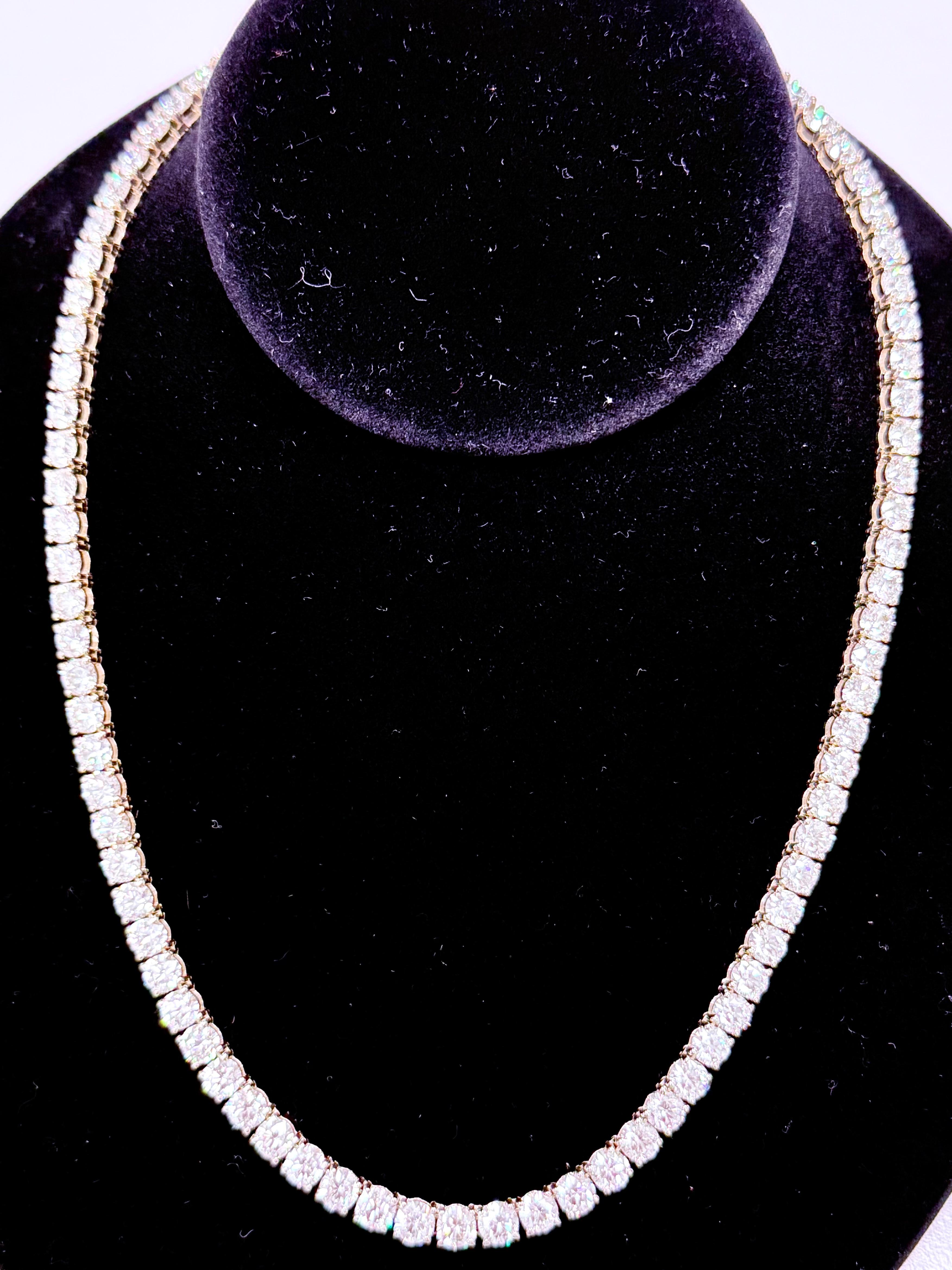 Questa collana non è un semplice gioiello: è una dichiarazione di opulenza e bellezza senza tempo, progettata per far girare la testa e diventare un cimelio da conservare per generazioni.