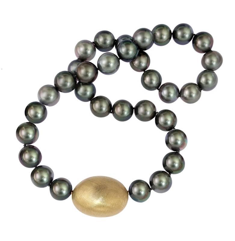 This entirely unique and handmade Tahity Pearl Necklace with 4 Interchangeable clasps, created by Katherine Berquin, a noted Belgian goldsmith, jewellery artist and gemmologist, consists of a magnificent Tahiti Pearl necklace with an 18 kt pink