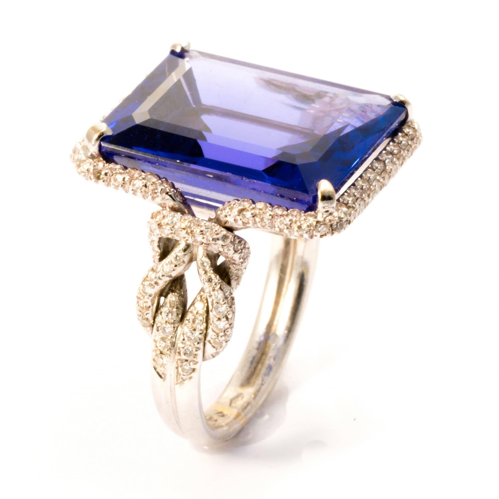 18K Gold Certified Natural Tanzanite and Diamond Cocktail Ring Band In Good Condition For Sale In Roma, IT