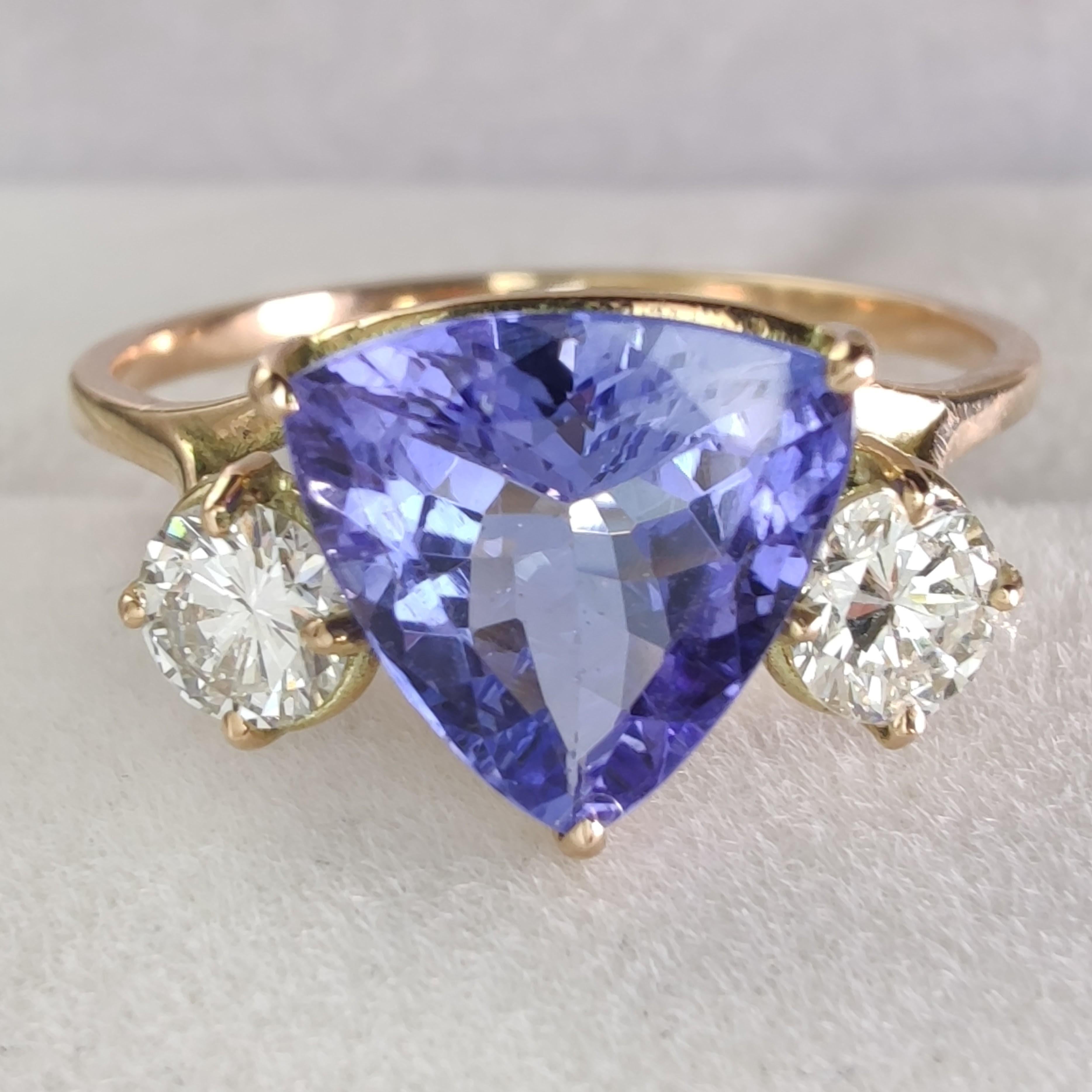 Contemporary Certified Tanzanite and Diamond Ring - Perfect Gift for Her - Engagement ring For Sale