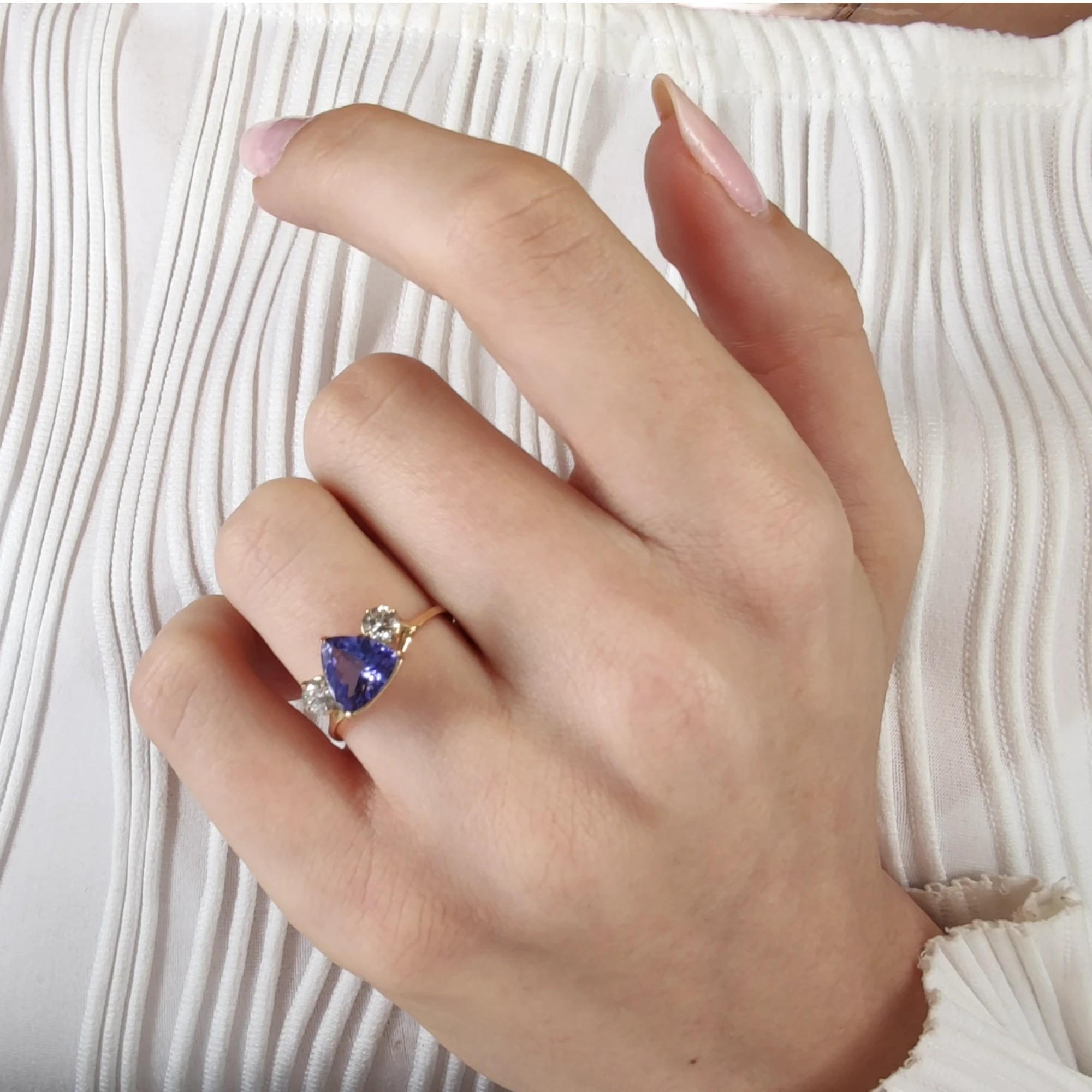 Certified Tanzanite and Diamond Ring - Perfect Gift for Her - Engagement ring For Sale 1