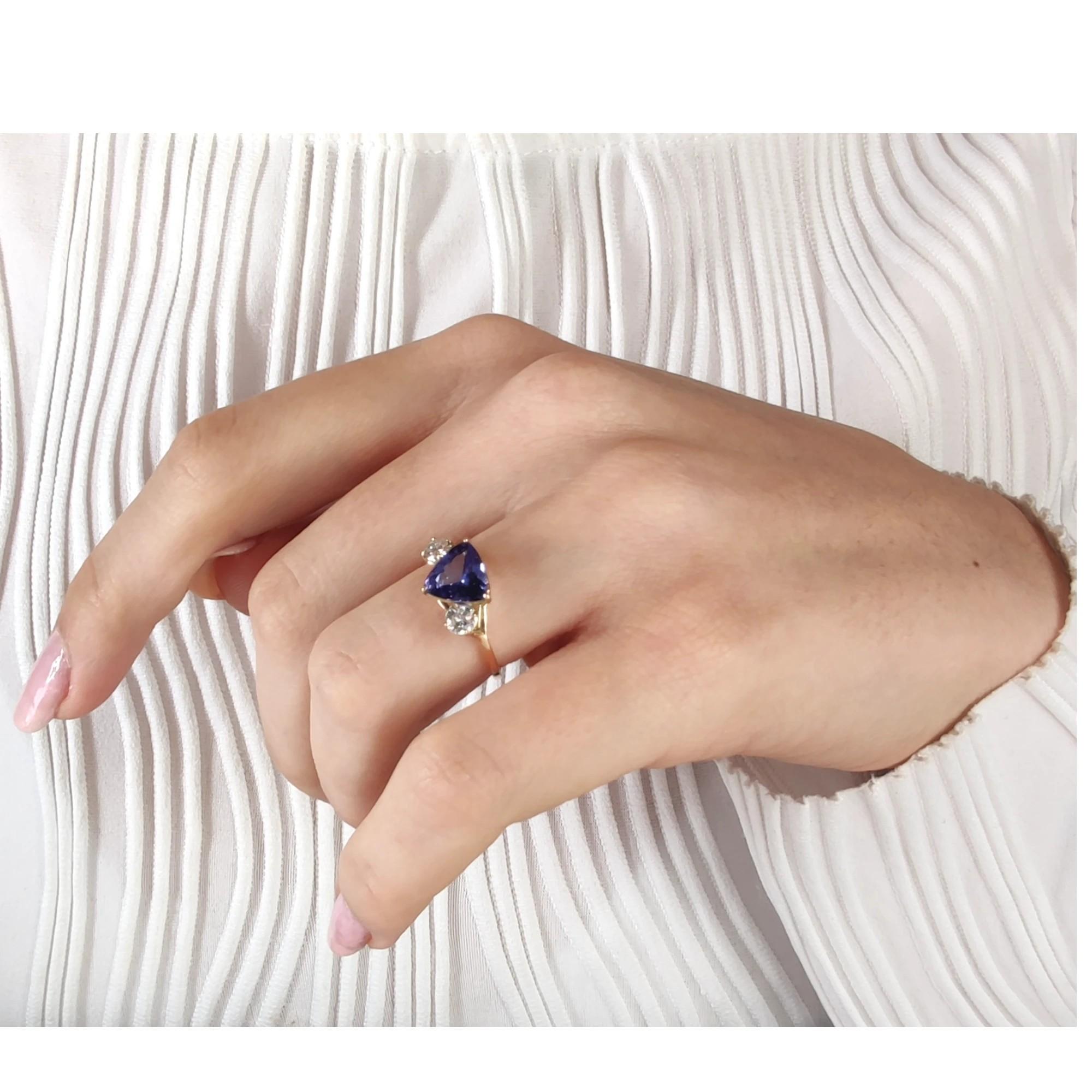 Certified Tanzanite and Diamond Ring - Perfect Gift for Her - Engagement ring For Sale 2