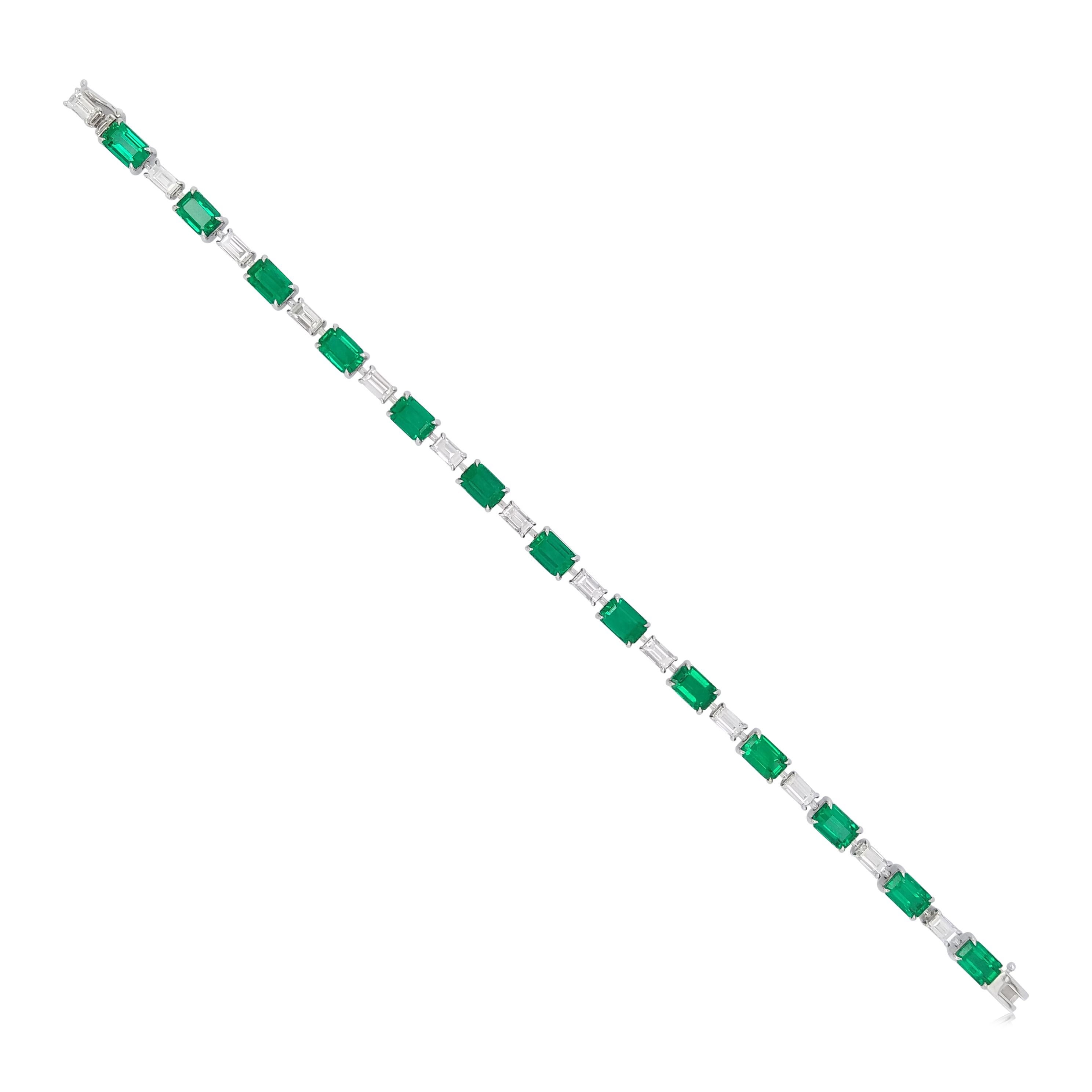 Prova un'eleganza senza tempo con il nostro bracciale tennis con smeraldi colombiani, caratterizzato da una splendida fila di smeraldi verde vivo, selezionati a mano per la loro eccezionale limpidezza e colore dalle miniere di Muzo in Colombia.