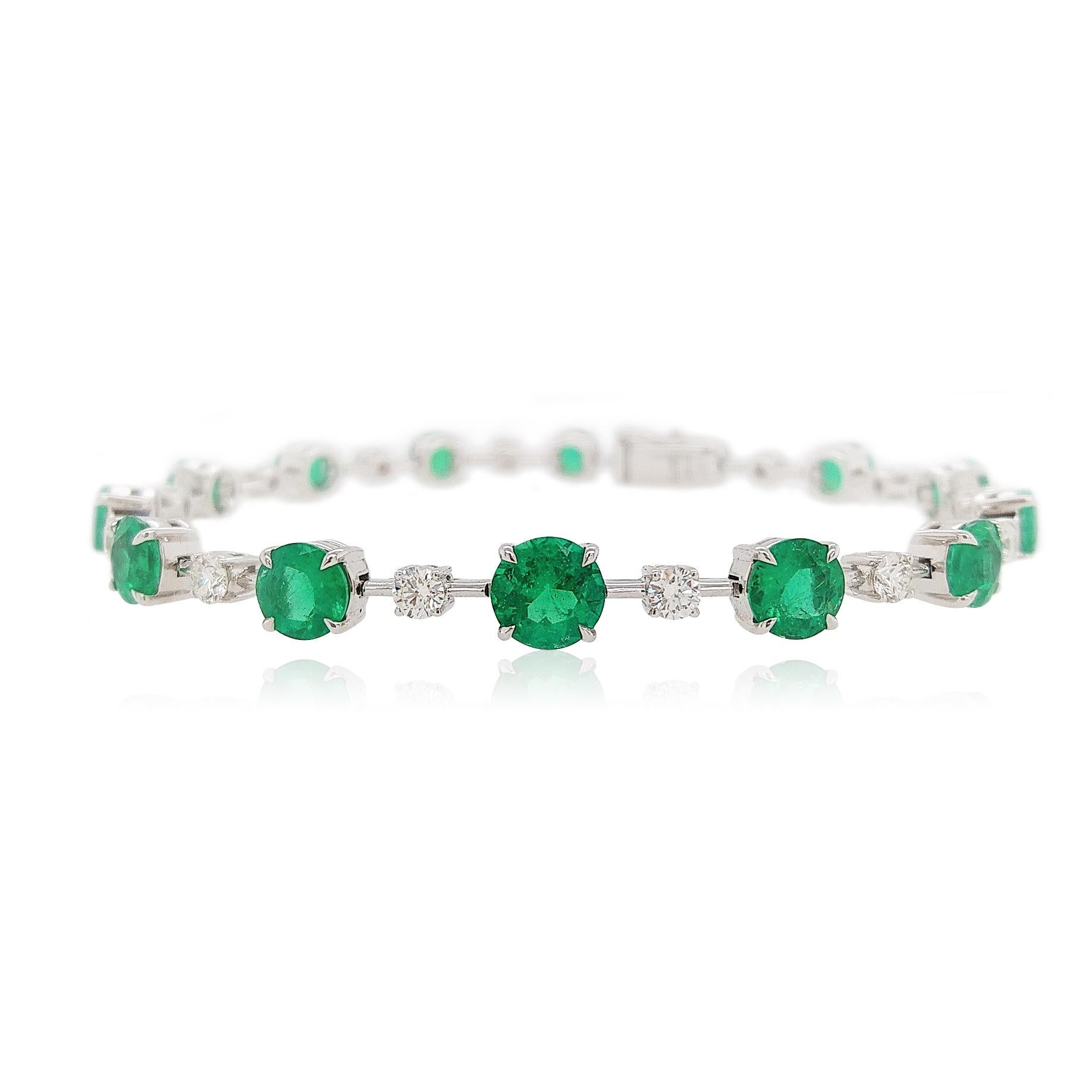 Experimenta la elegancia atemporal con nuestra Pulsera de Esmeralda Colombiana, que incluye una impresionante hilera de Esmeraldas Verde Vivo, seleccionadas a mano por su excepcional claridad y color en las minas de Muzo, en Colombia. Engarzada en