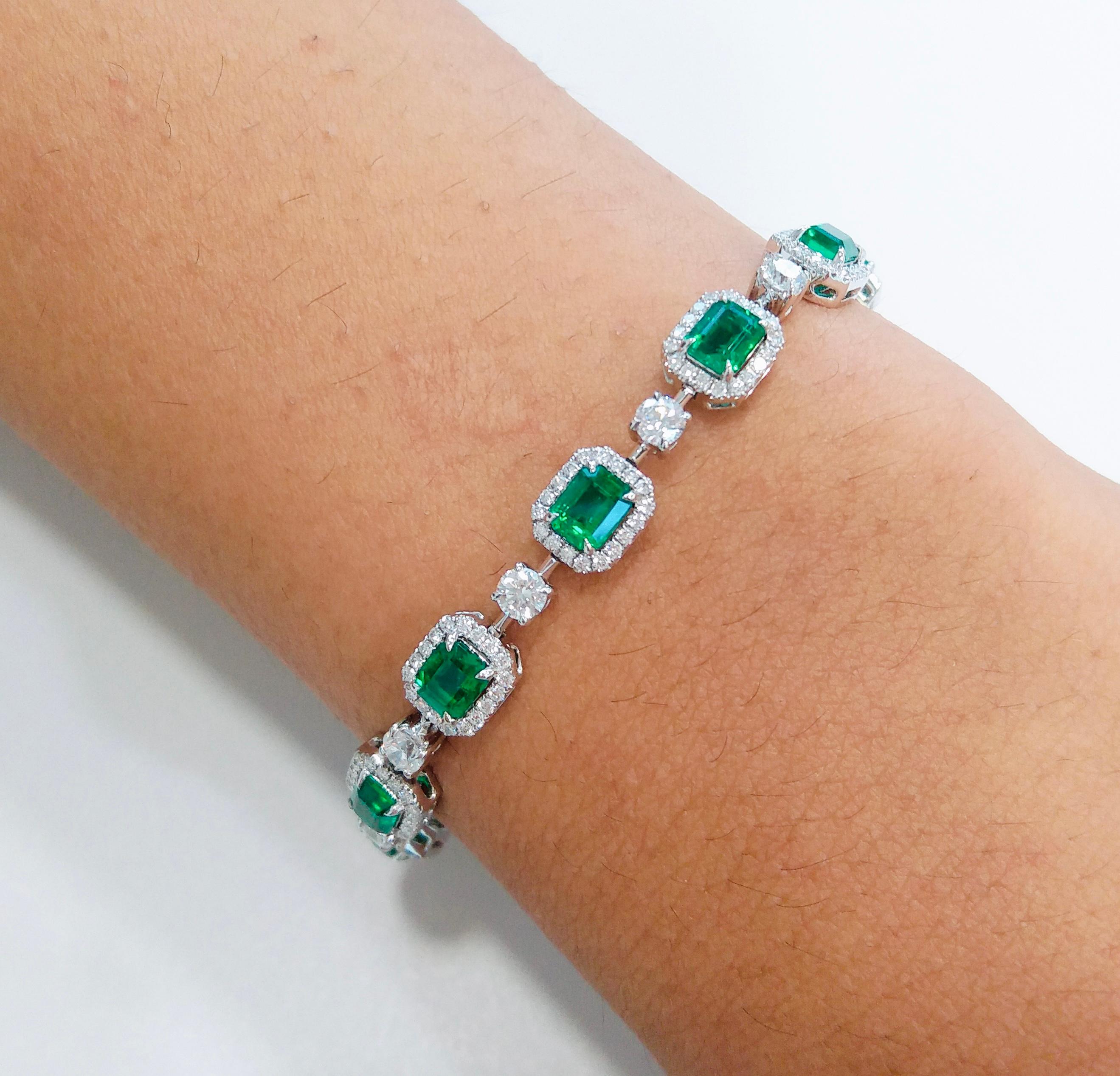 Bracciale Tennis certificato con smeraldi colombiani e diamanti bianchi in oro 18 carati In condizioni Nuovo in vendita a Hong Kong, HK