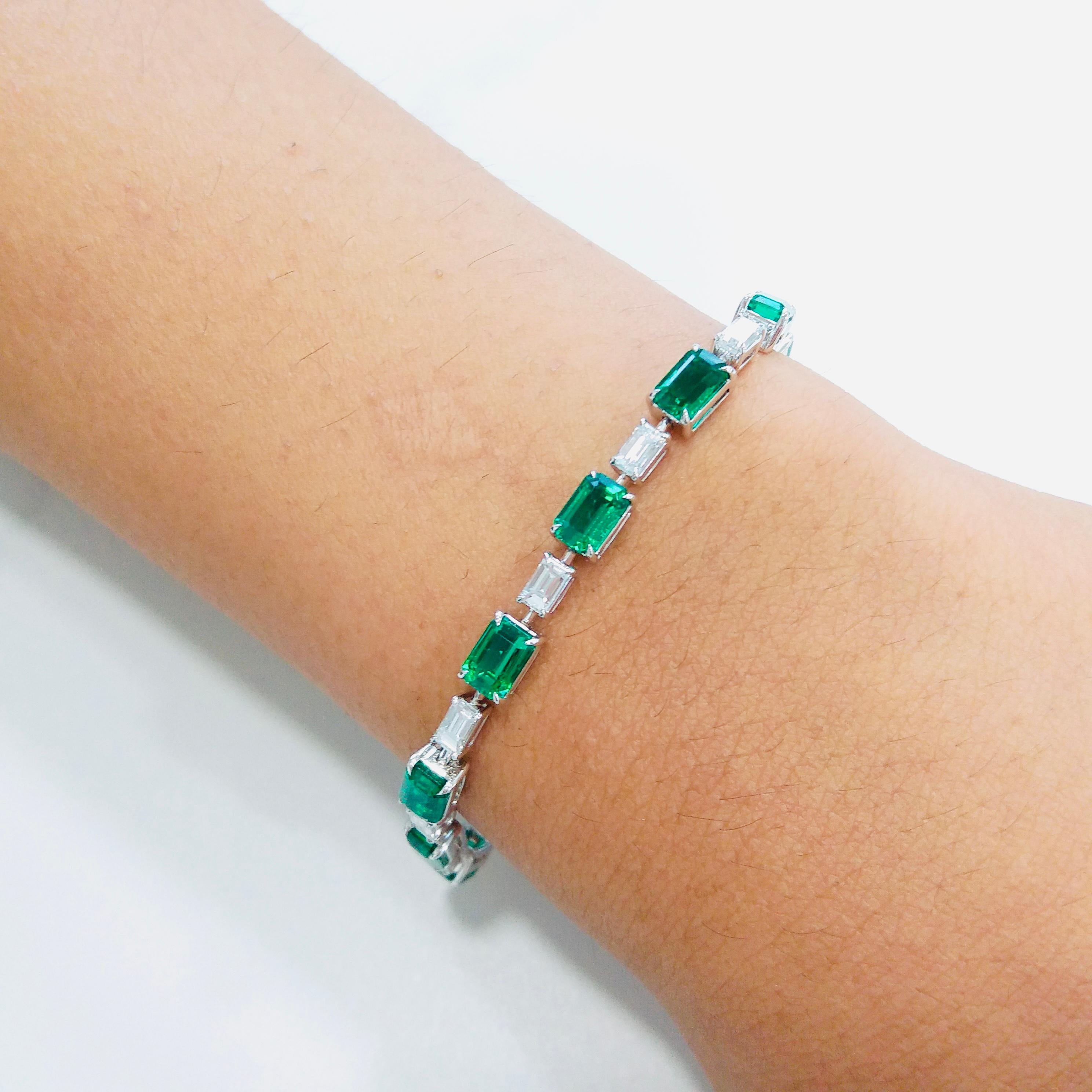 Bracciale Tennis certificato con smeraldi colombiani e diamanti bianchi in oro 18 carati In condizioni Nuovo in vendita a Hong Kong, HK