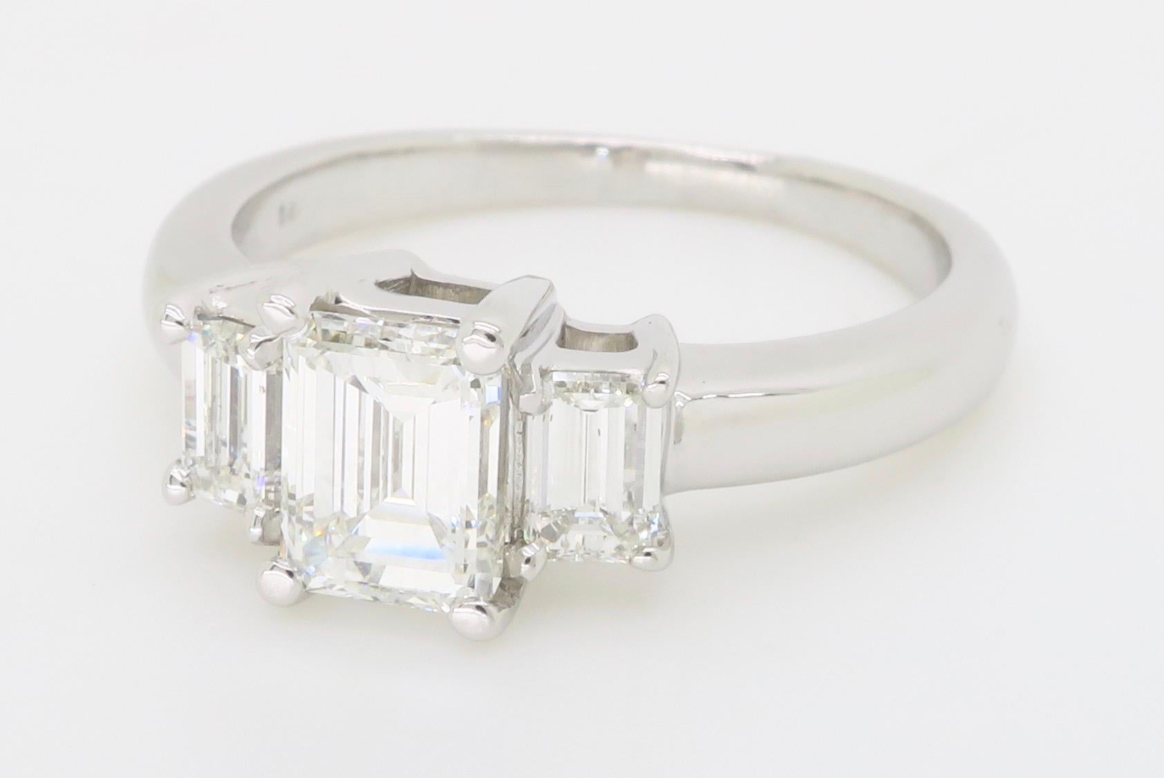 Zertifizierter Diamant-Verlobungsring mit drei Steinen im Smaragdschliff im Zustand „Neu“ im Angebot in Webster, NY