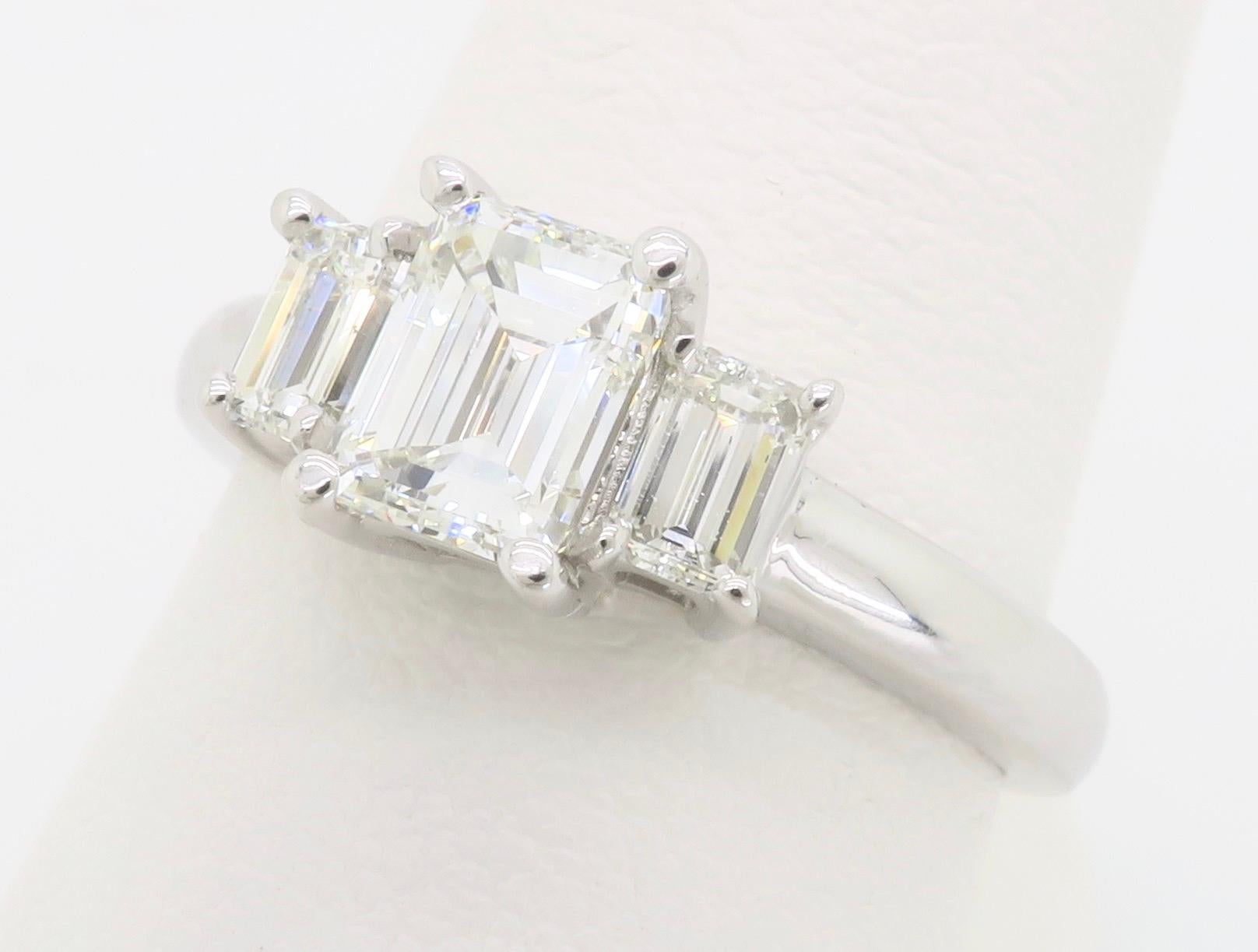 Zertifizierter Diamant-Verlobungsring mit drei Steinen im Smaragdschliff Damen im Angebot