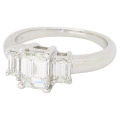 Anillo de compromiso certificado de diamantes talla esmeralda de tres piedras
