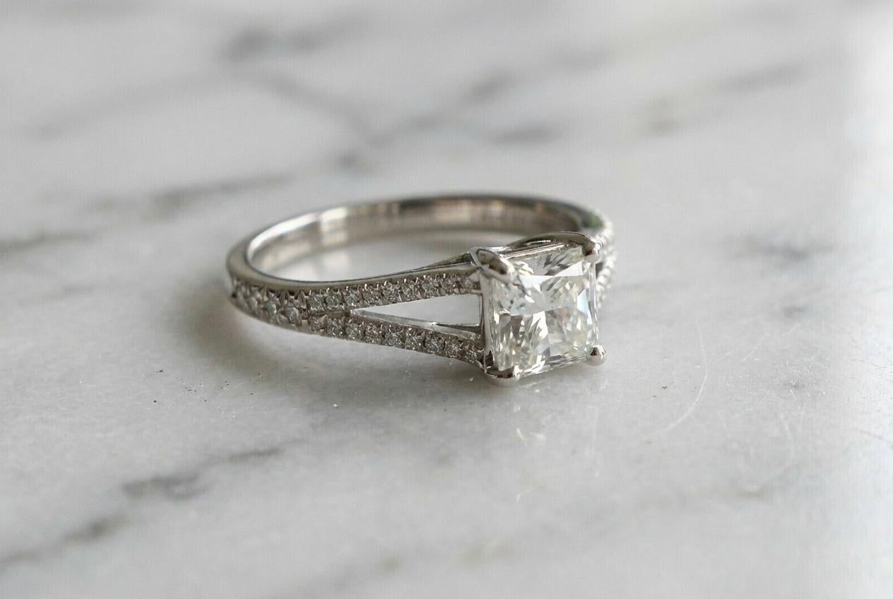 Este exquisito anillo de compromiso certificado de Tiffany & Co. incorpora un diamante Lucida® de 1 quilate, raro y de hermosas proporciones, la talla mixta cuadrada con esquinas característica de Tiffany, conocida por su excepcional brillo y