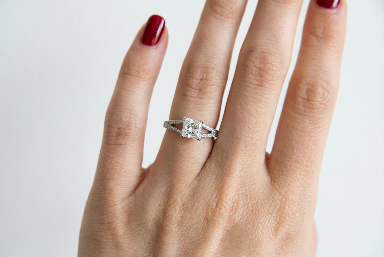 Anillo de compromiso de platino Tiffany & Co. certificado con un diamante Lucida de 1 quilate F VVS1 Contemporáneo en venta