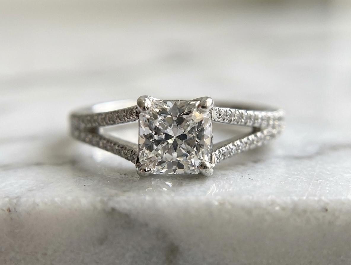 Anillo de compromiso de platino Tiffany & Co. certificado con un diamante Lucida de 1 quilate F VVS1 en Excelente estado para la venta en Chicago, IL